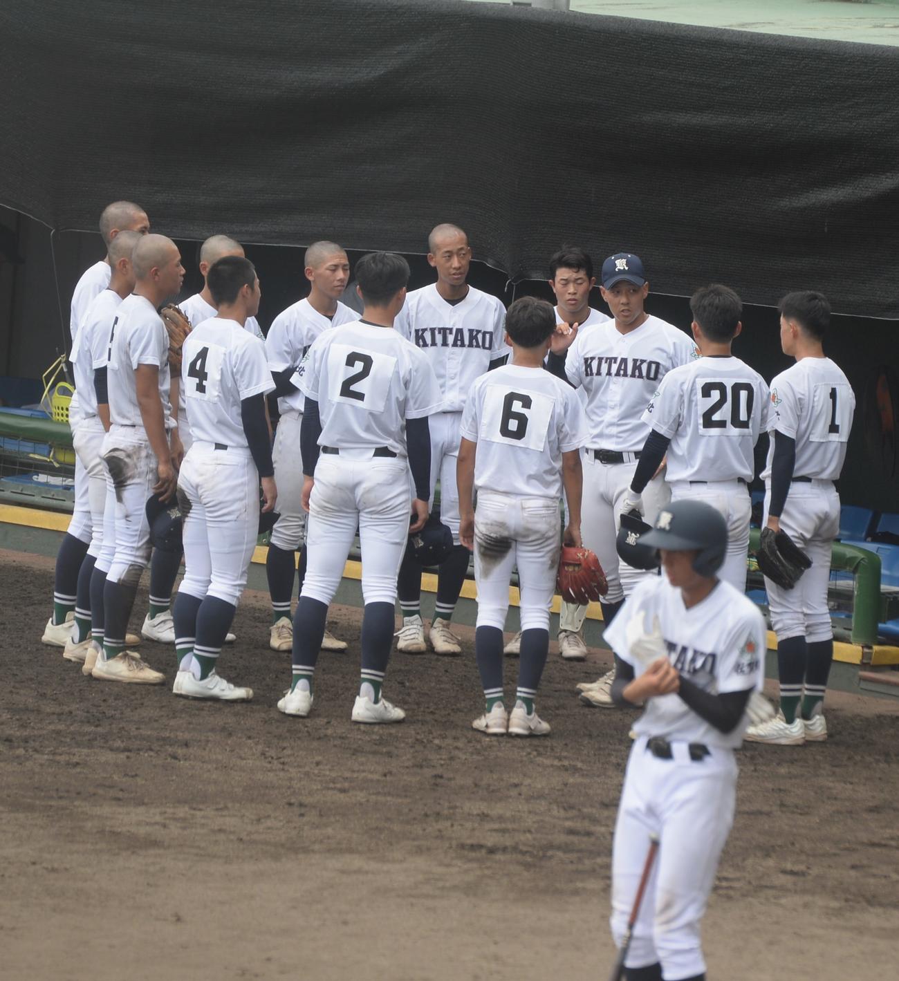 厳木対佐賀北　ベンチ前で選手に指示を送る佐賀北・本村監督（中央）（撮影・佐藤究）