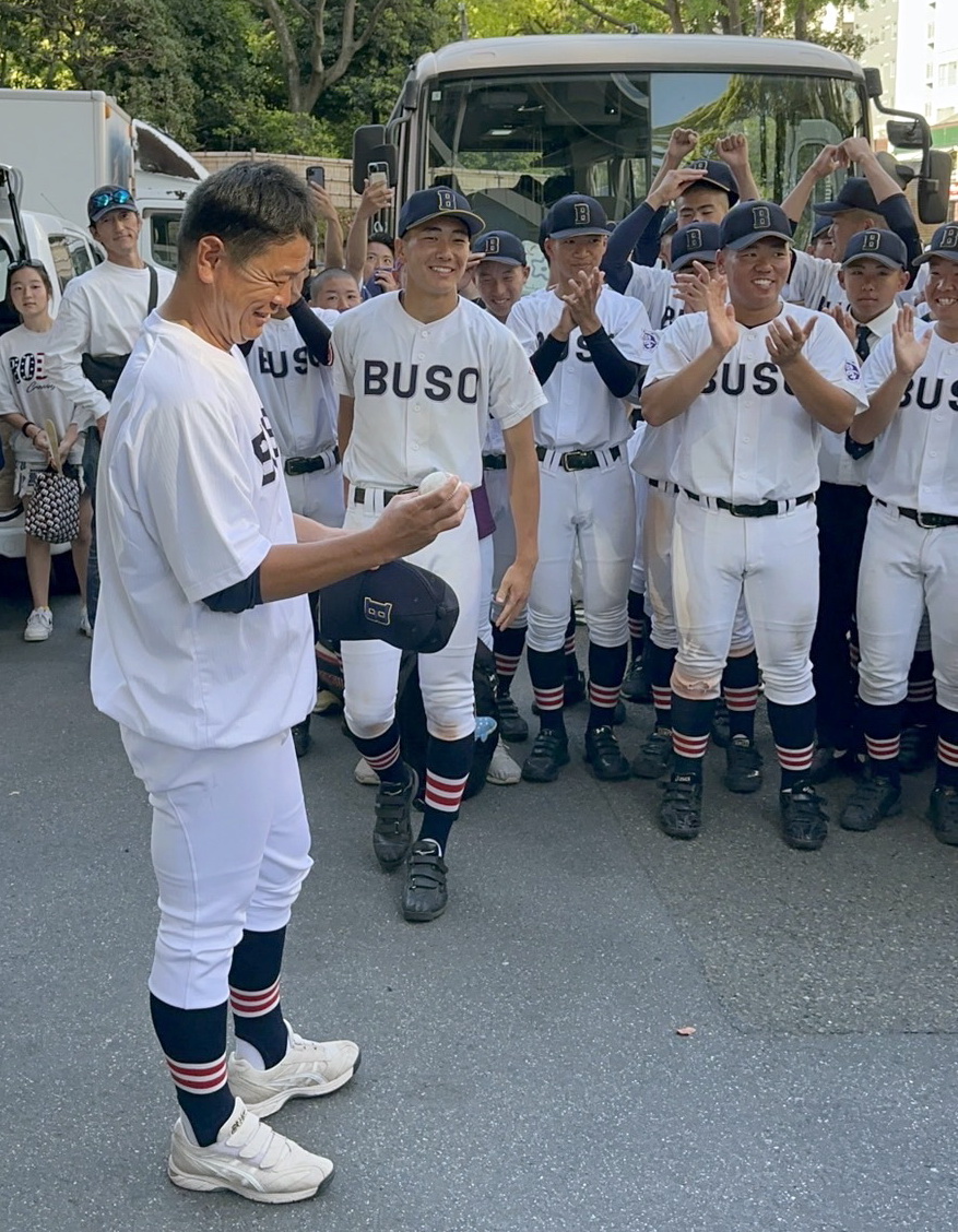24年5月4日、春季神奈川県大会で優勝した記念級を選手から受け取り笑顔を見せる武相の豊田監督（本人提供）
