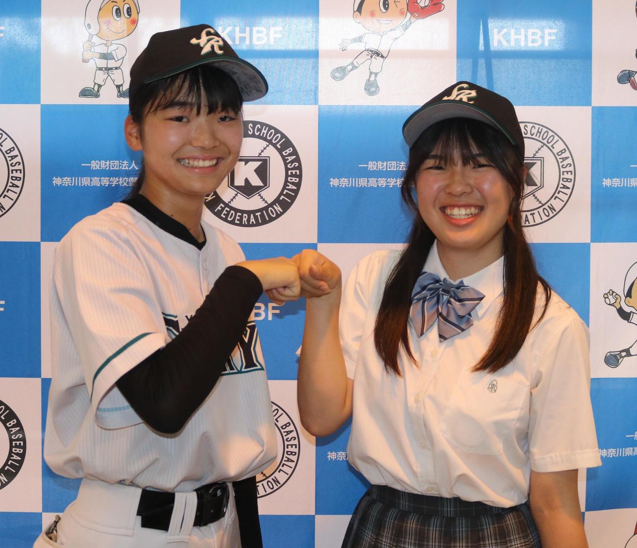 勝利し喜びのグータッチをする高柳（左）と山本（撮影・深田雄智）