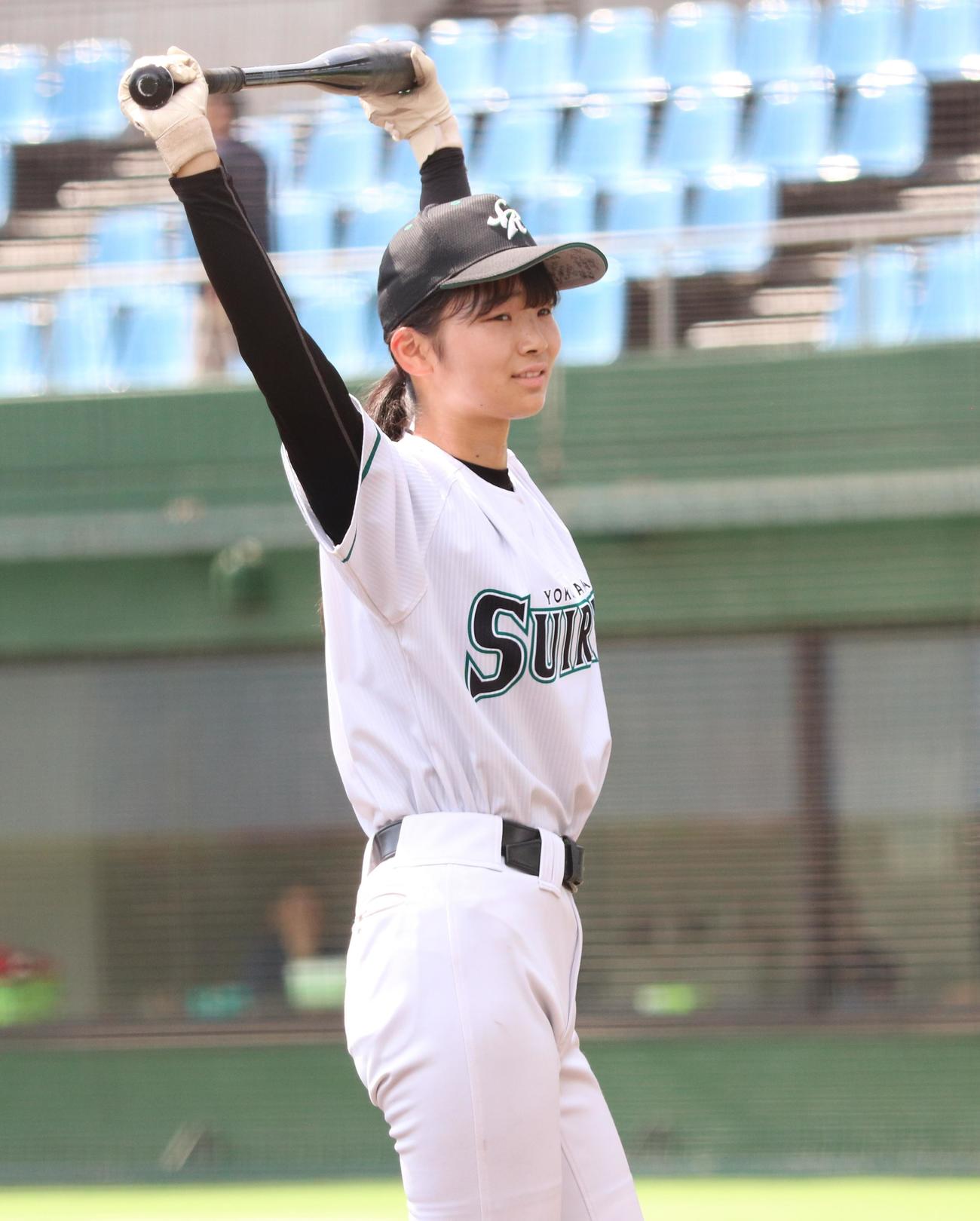 シートノック前に準備運動をする高柳（撮影・深田雄智）