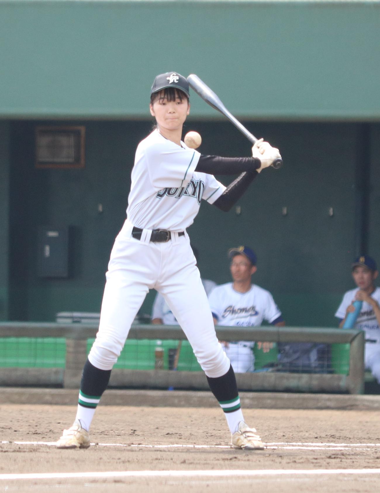 試合前のシートノックでノッカーを務める高柳（撮影・深田雄智）