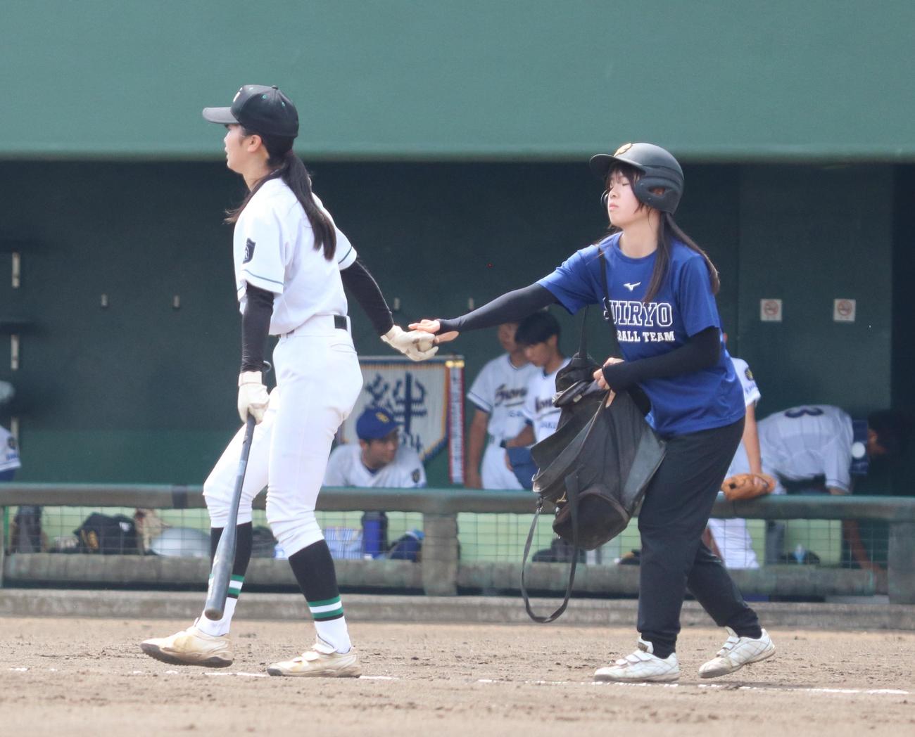試合前のシートノックでノッカーを務める高柳（左）とボールを渡す山本（撮影・深田雄智）