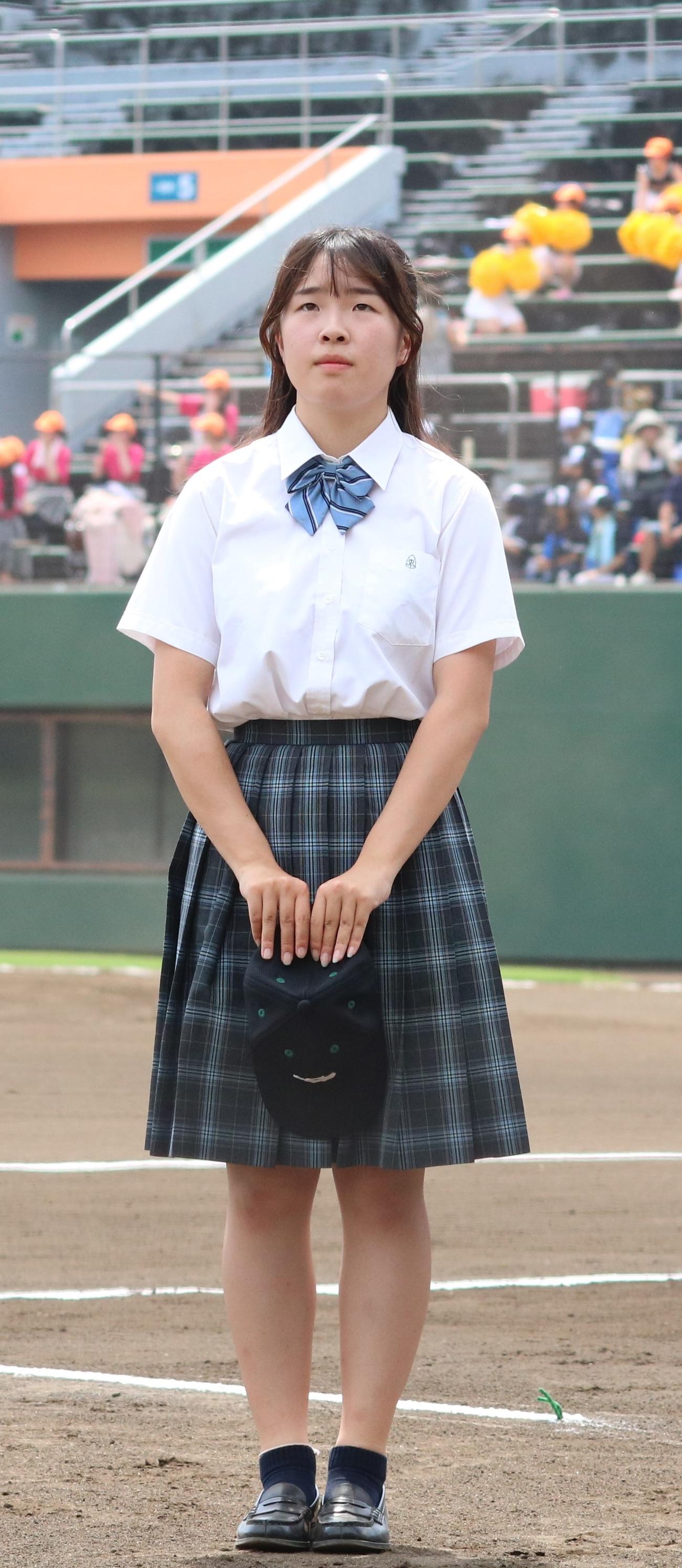 試合前に応援席へ挨拶する山本（撮影・深田雄智）