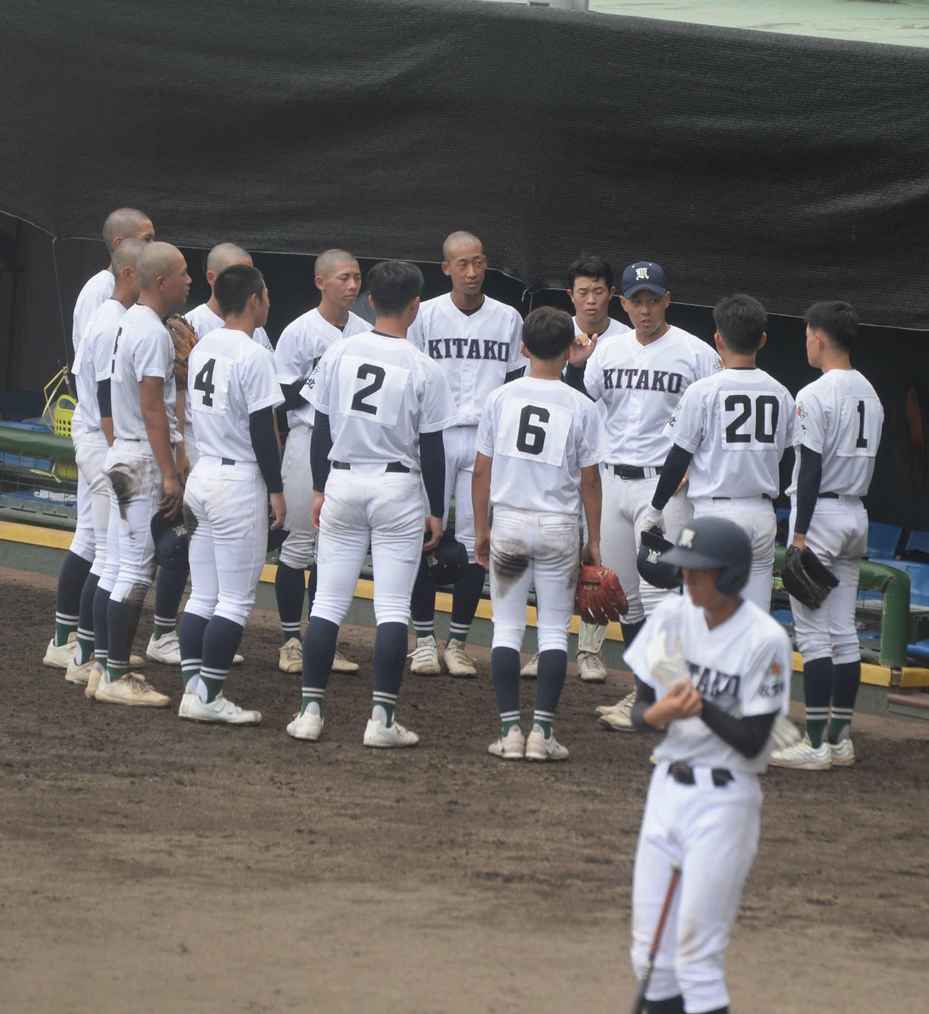 厳木対佐賀北　ベンチ前で選手に指示を送る佐賀北・本村監督（中央）（撮影・佐藤究）