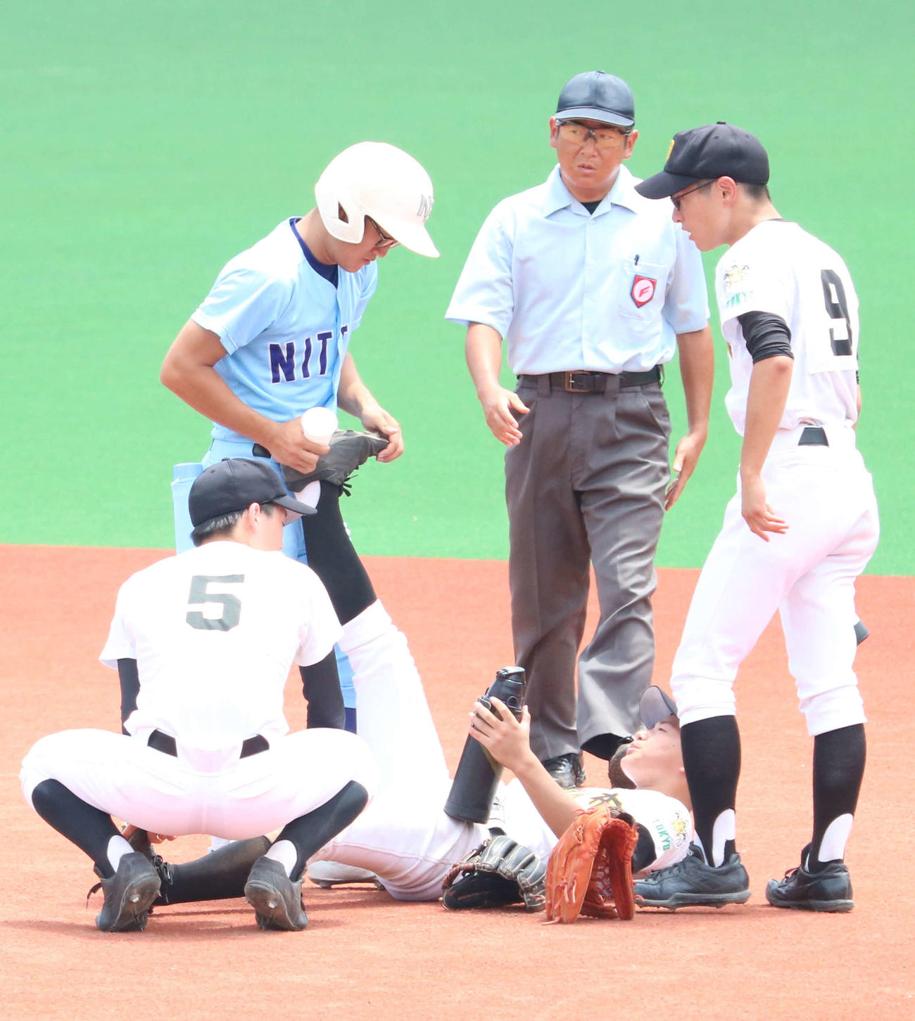 田園調布対日体大荏原　試合中に足をつり、日体大荏原の選手に足を伸ばしてもらう田園調布・藤井（撮影・野見山拓樹）