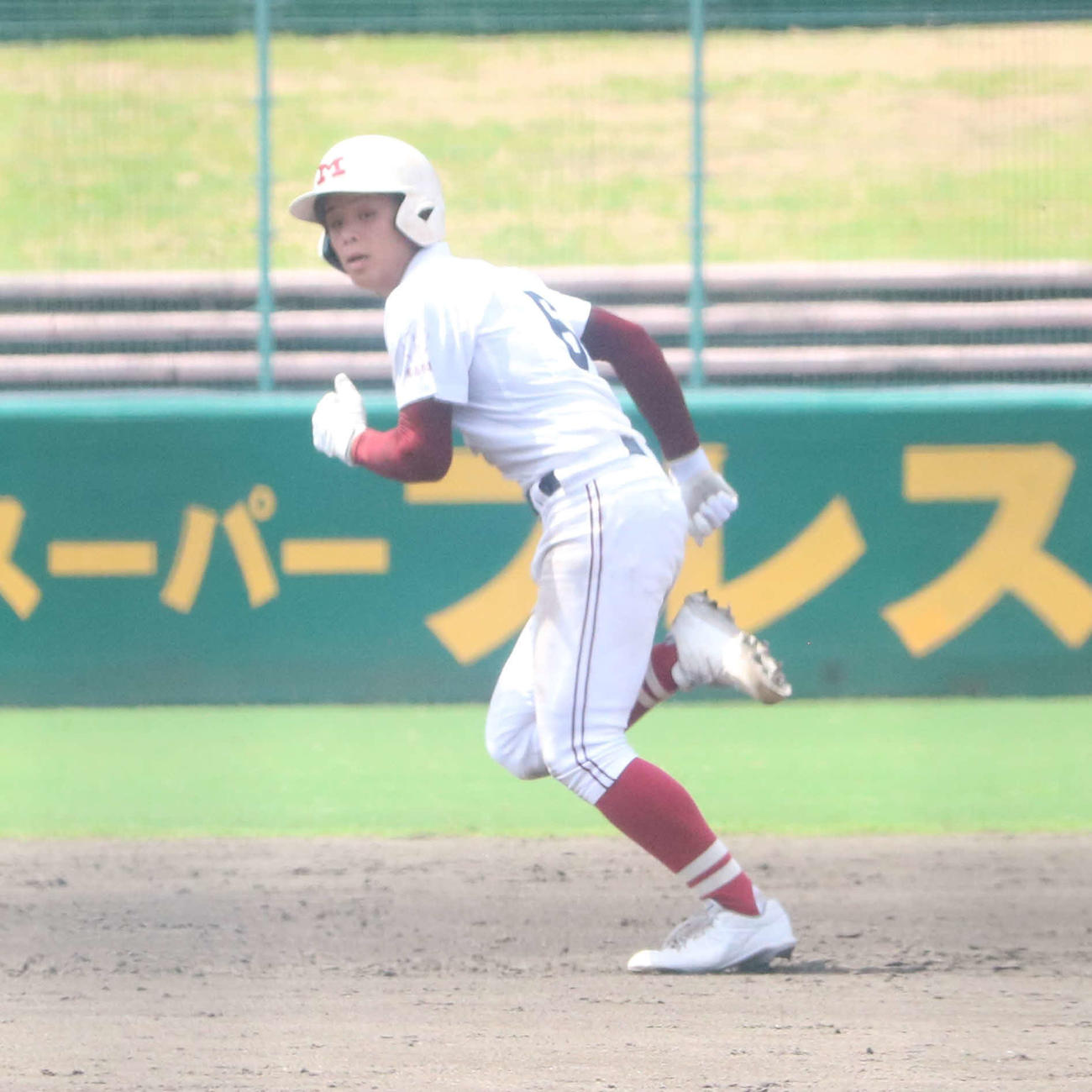 明徳対洛西　5回表京都明徳無死一塁、二塁へ盗塁する増田