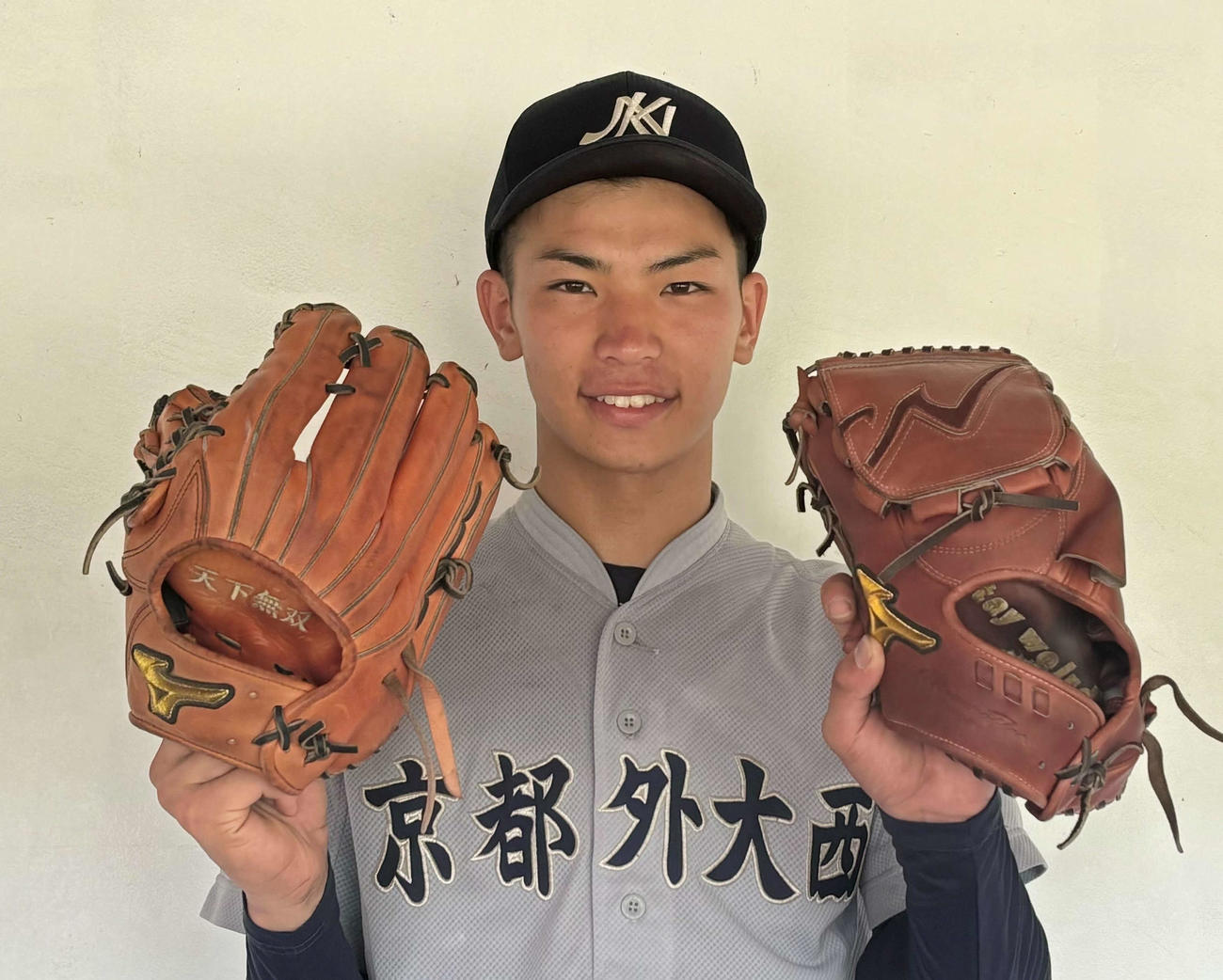 京都外大西対久御山　外野用（左）と投手用のグラブを両手に持つ京都外大西・田中（撮影・塚本光）