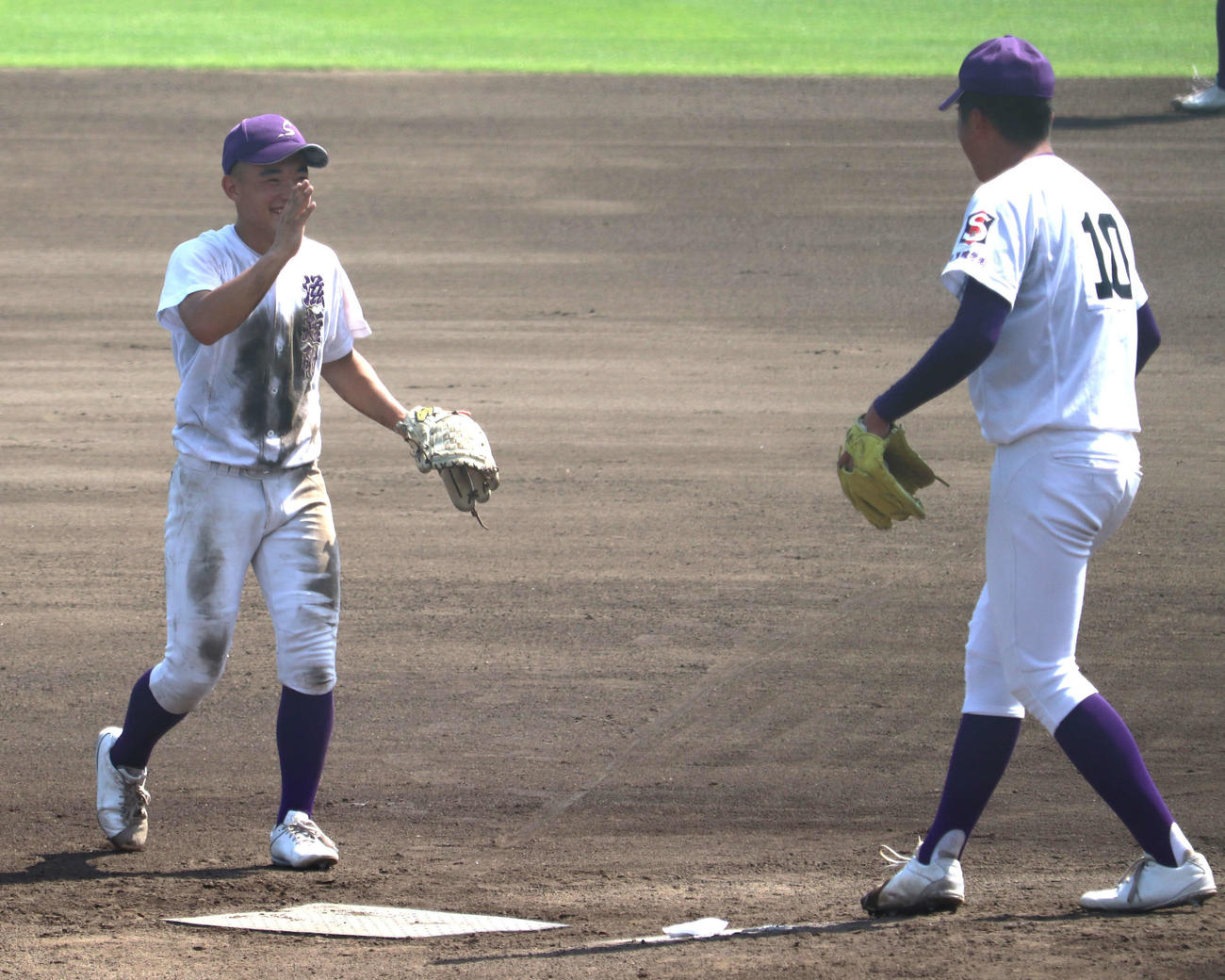 守山との1回戦で、2回2死に失策した滋賀短大付・小橋川（左）は先発の木村へ「ごめんね」と駆け寄る（撮影・中島麗）