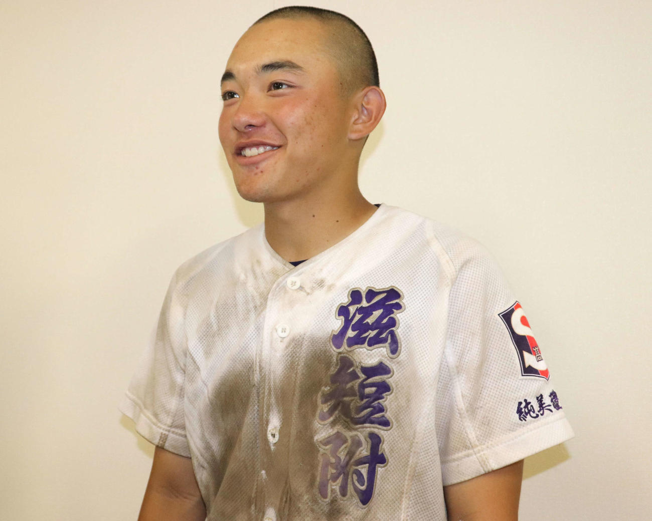 守山（滋賀）との1回戦後、取材に応じる滋賀短大付・小橋川拓内野手（3年）（撮影・中島麗）