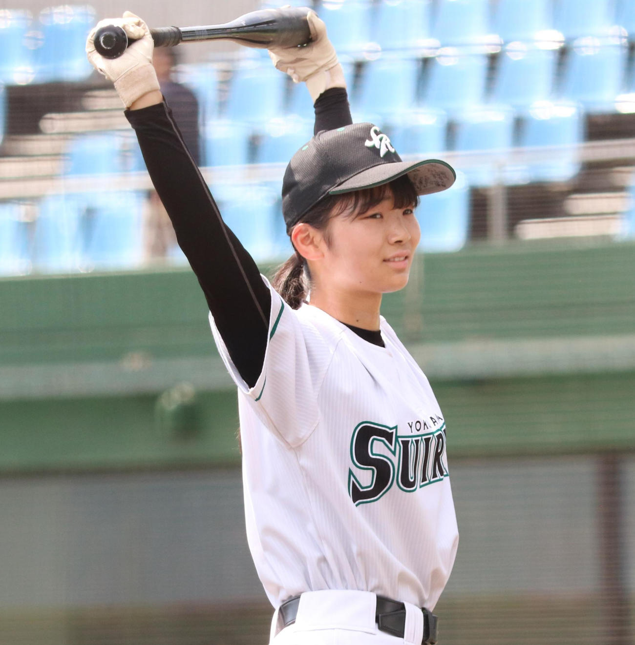 シートノック前に準備運動をする高柳さん（撮影・深田雄智）