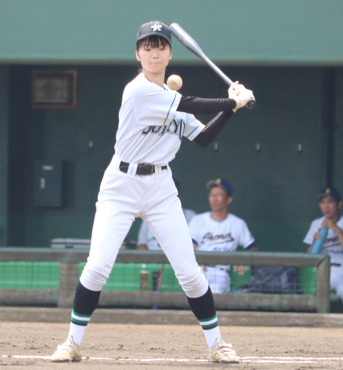 試合前のシートノックでノッカーを務める高柳さん（撮影・深田雄智）