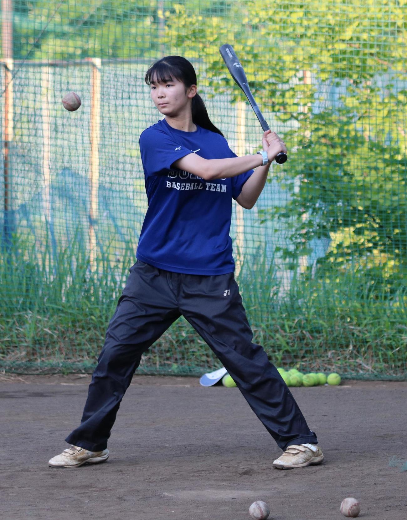 6月14日、ノックをする横浜翆陵・高柳マネジャー（撮影・深田雄智）