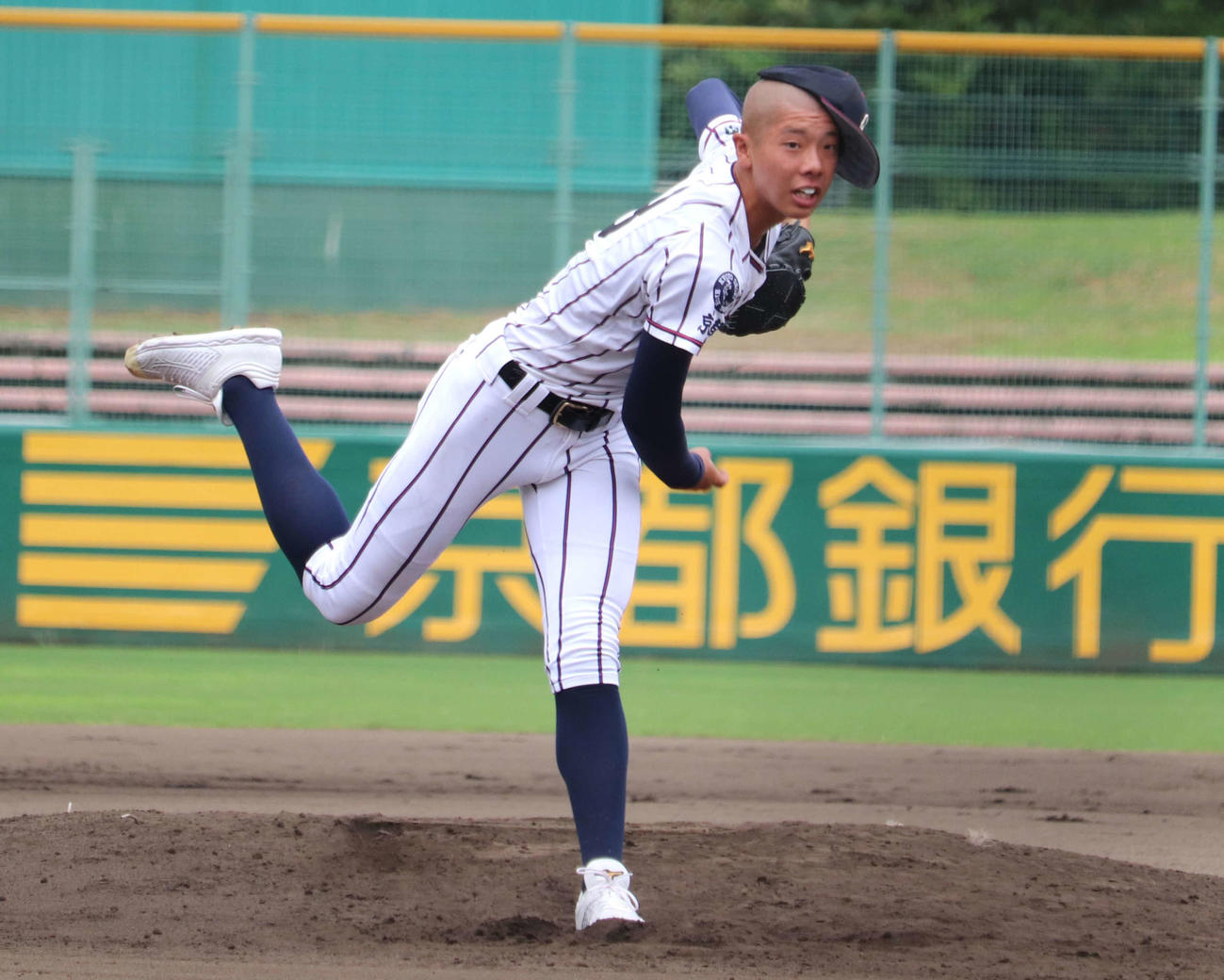 京都先端科学大付との2回戦に登板した京都翔英・塩貝迅平投手（3年）（撮影・中島麗）