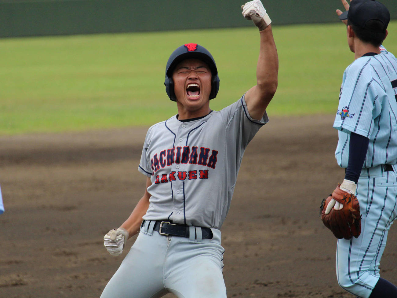 2点適時三塁打を放つ立花学園・小鹿（撮影・金子真仁）