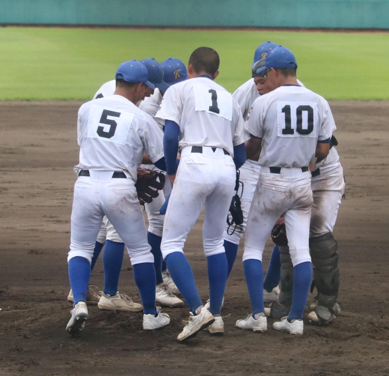 海洋の背番号1・中原が伝令でマウンドへ行く（撮影・林亮佑）