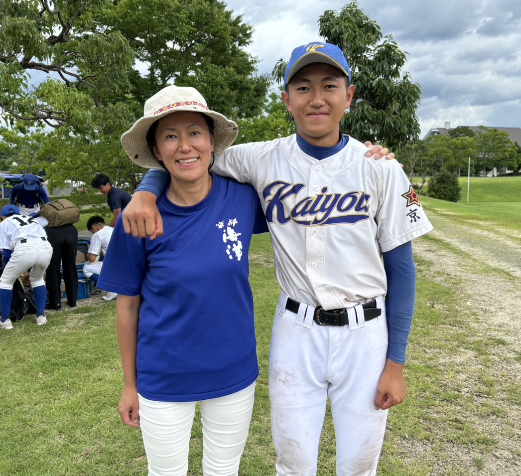 海洋・中原と母優美子さんが肩を組む（撮影・林亮佑）