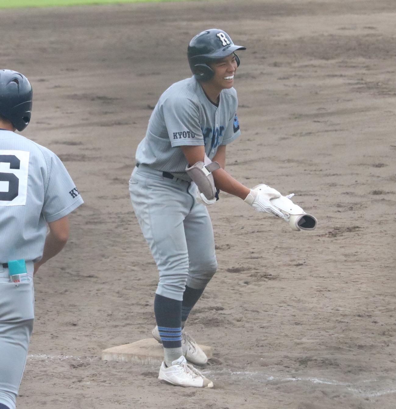 京都両洋対海洋　5回、2点適時三塁打を放って笑顔をみせる京都両洋・弓削（撮影・林亮佑）