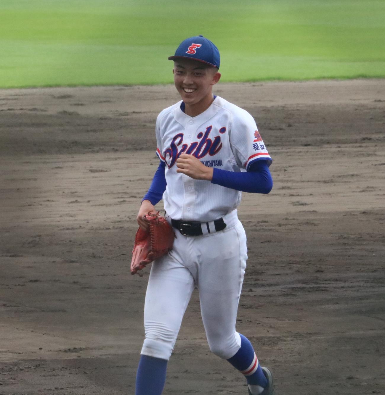 福知山成美の先発小沢は完封勝ちをおさめて笑顔（撮影・林亮佑）