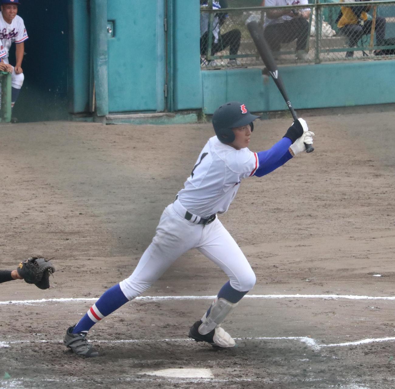福知山成美の小沢が右前適時打を放つ（撮影・林亮佑）
