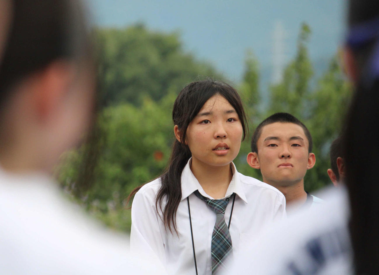 敗戦後、応援団にあいさつする相模原弥栄の梶彩香マネジャー