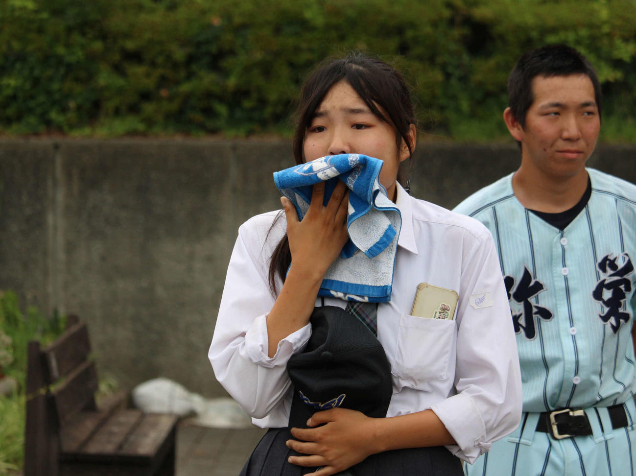 「最後のミーティング」で涙ながらに話す相模原弥栄・梶彩香マネジャー（撮影・金子真仁）