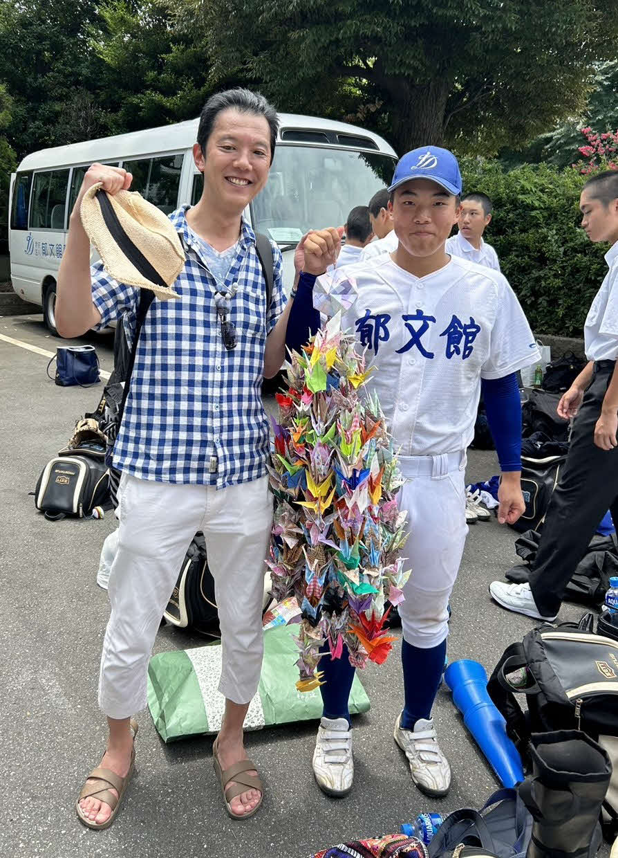 正則学園対郁文館　試合後、千羽鶴を手に笑顔を見せる郁文館・小島（右）と担任の伊藤教諭（撮影・水谷京裕）