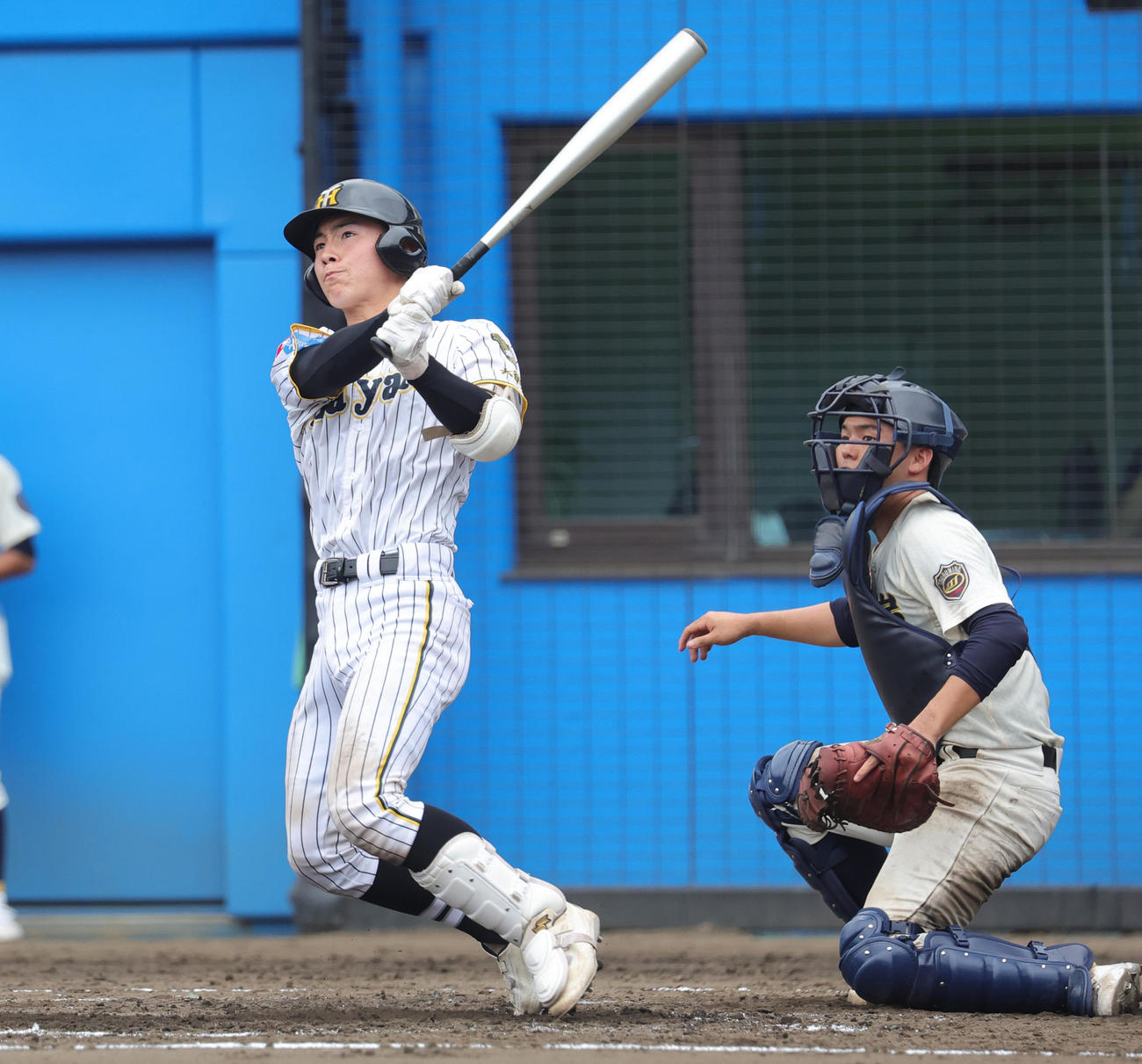 横浜隼人対鶴嶺　3回表横浜隼人1死一、二塁、左越え3点本塁打を放つ山野井（撮影・野上伸悟）