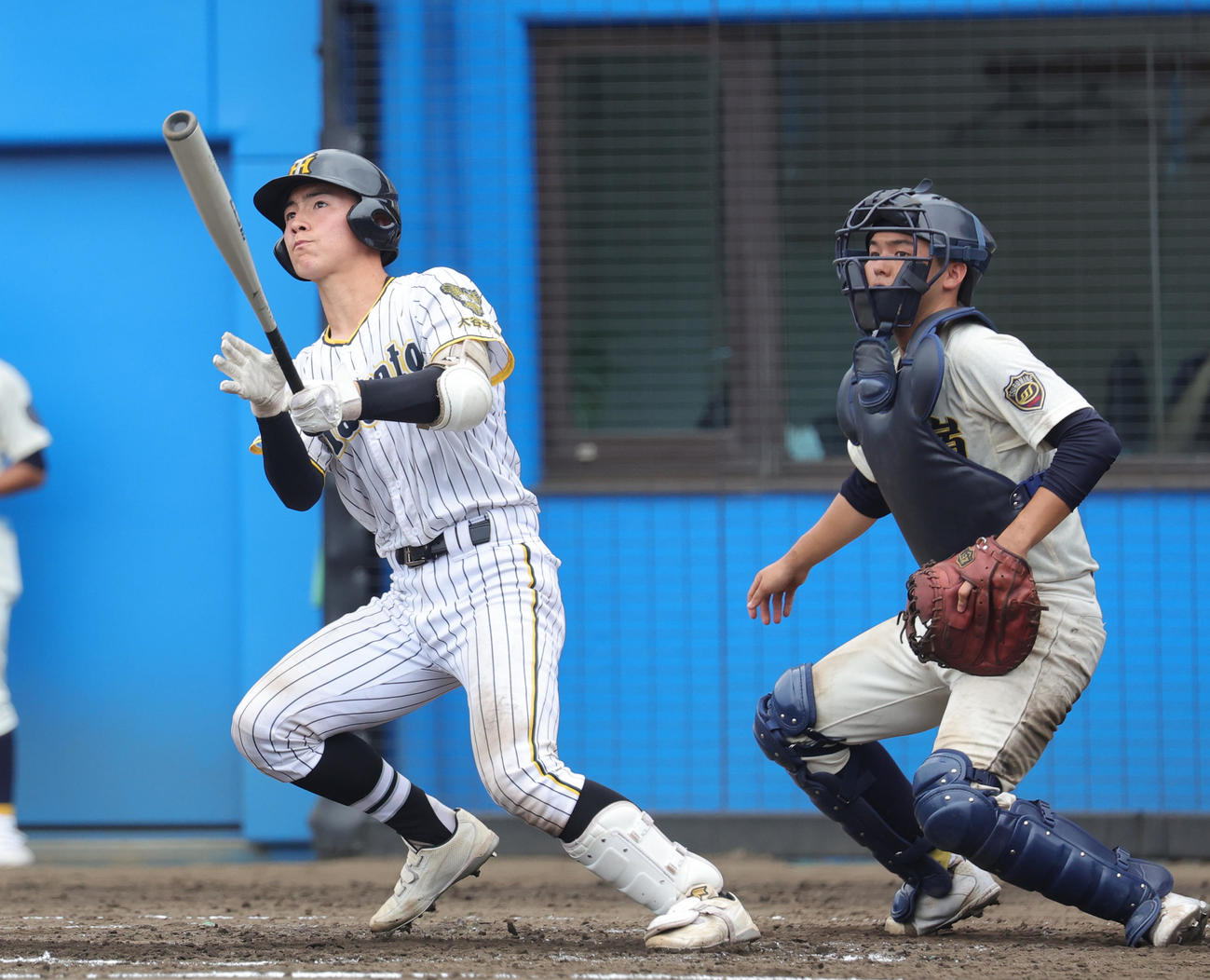 横浜隼人対鶴嶺　3回表横浜隼人1死一、二塁、左越え3点本塁打を放つ山野井（撮影・野上伸悟）