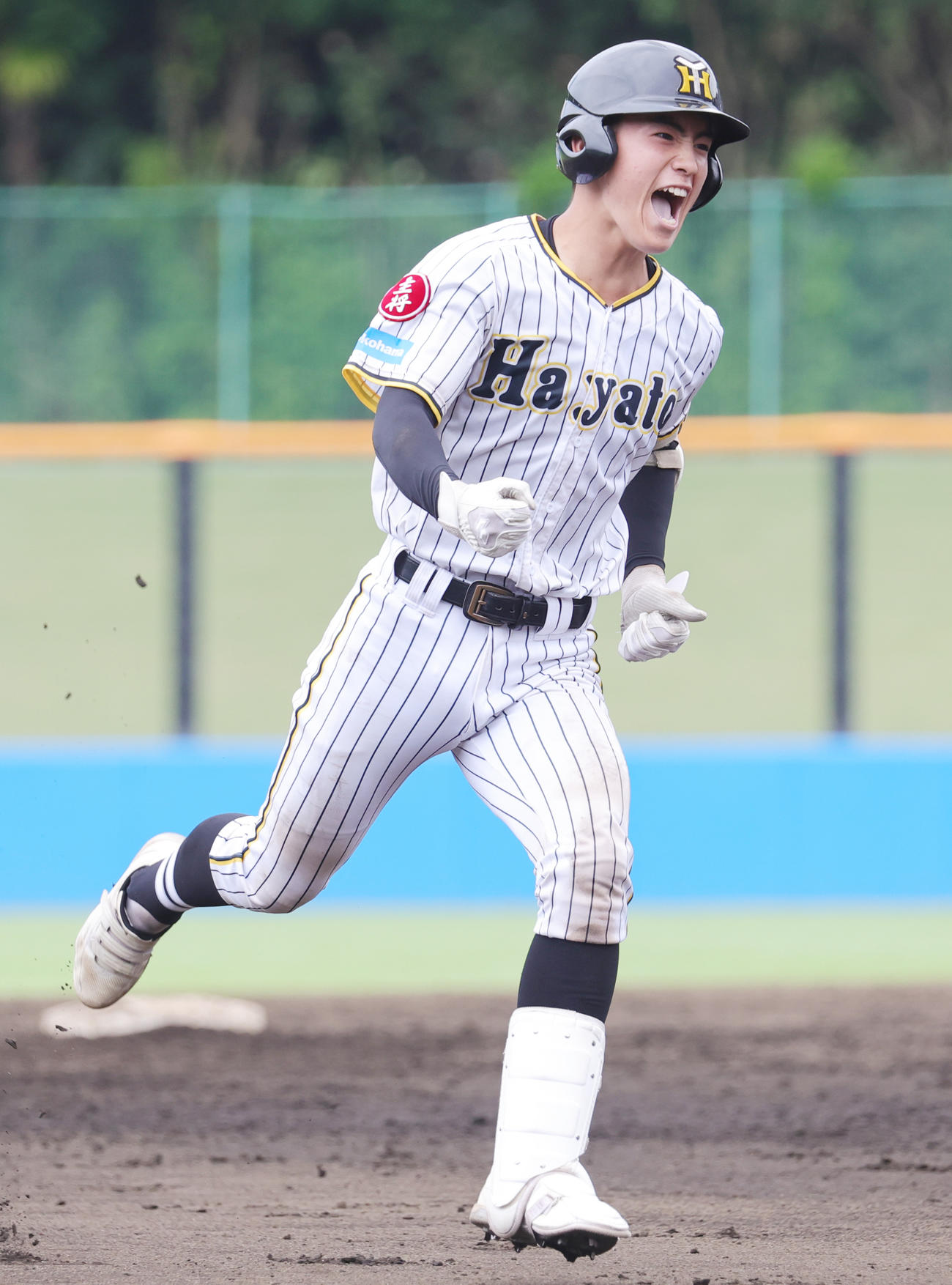 横浜隼人対鶴嶺　3回表横浜隼人1死一、二塁、左越え3点本塁打を放ち喜ぶ山野井（撮影・野上伸悟）
