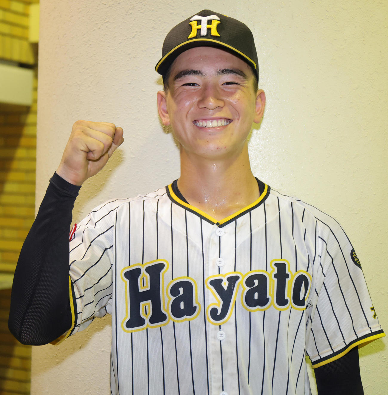横浜隼人対鶴嶺　3回に3点本塁打の横浜隼人・山野井は、笑顔でガッツポーズ（撮影・野上伸悟）