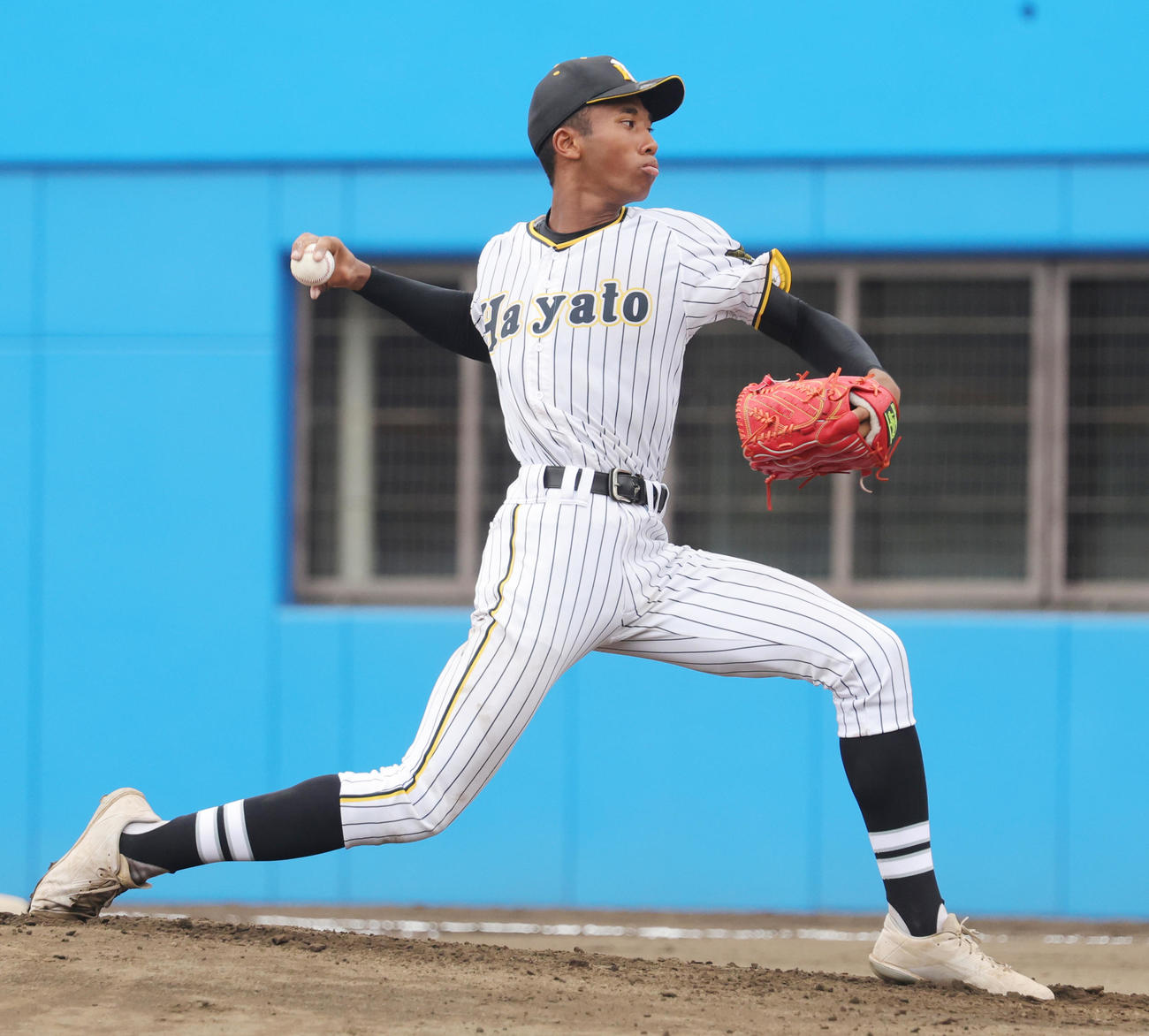 横浜隼人対鶴嶺　横浜隼人先発の沼井（撮影・野上伸悟）