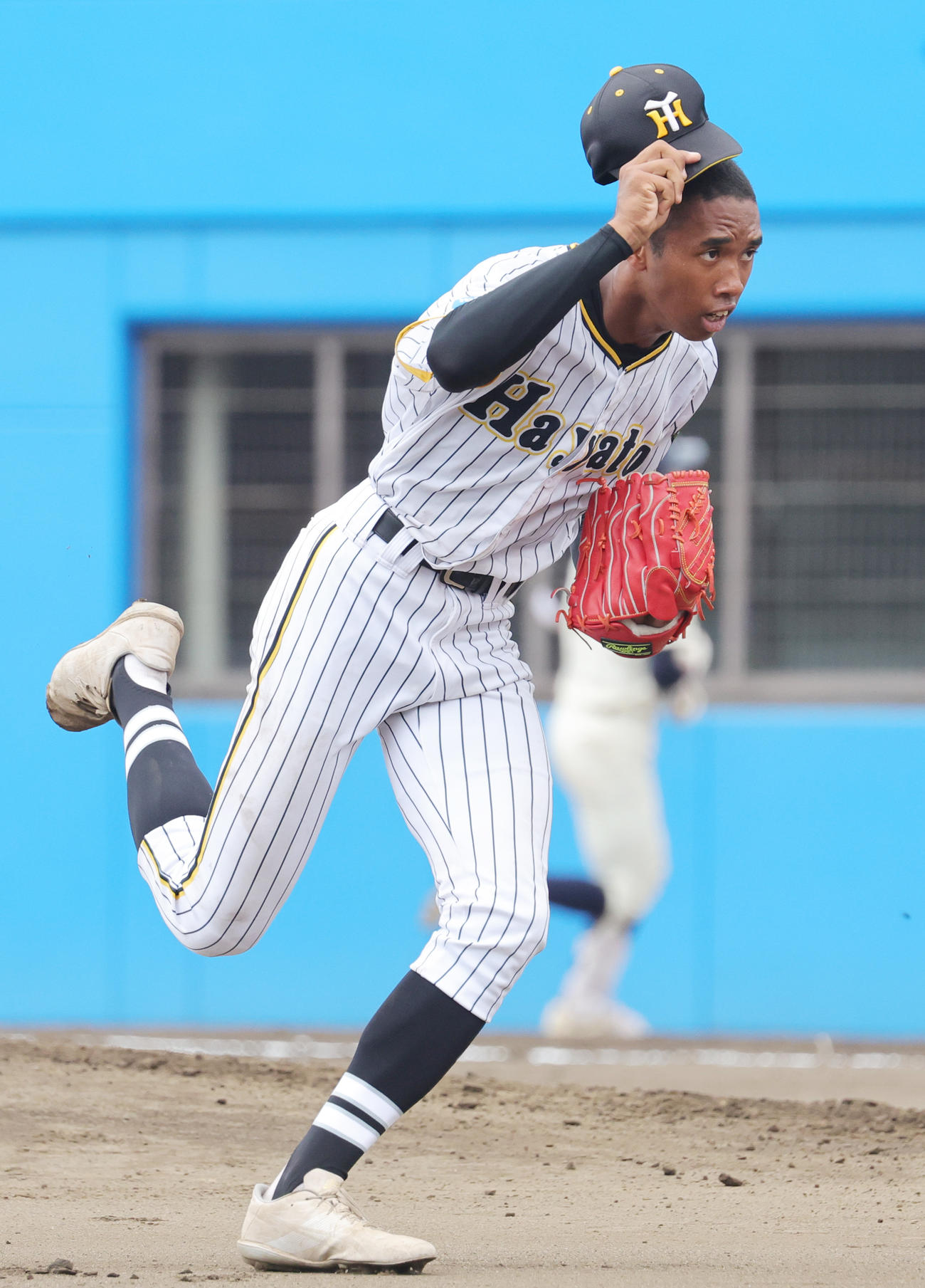 横浜隼人対鶴嶺　投球を終え、走ってベンチに戻る横浜隼人・沼井（撮影・野上伸悟）