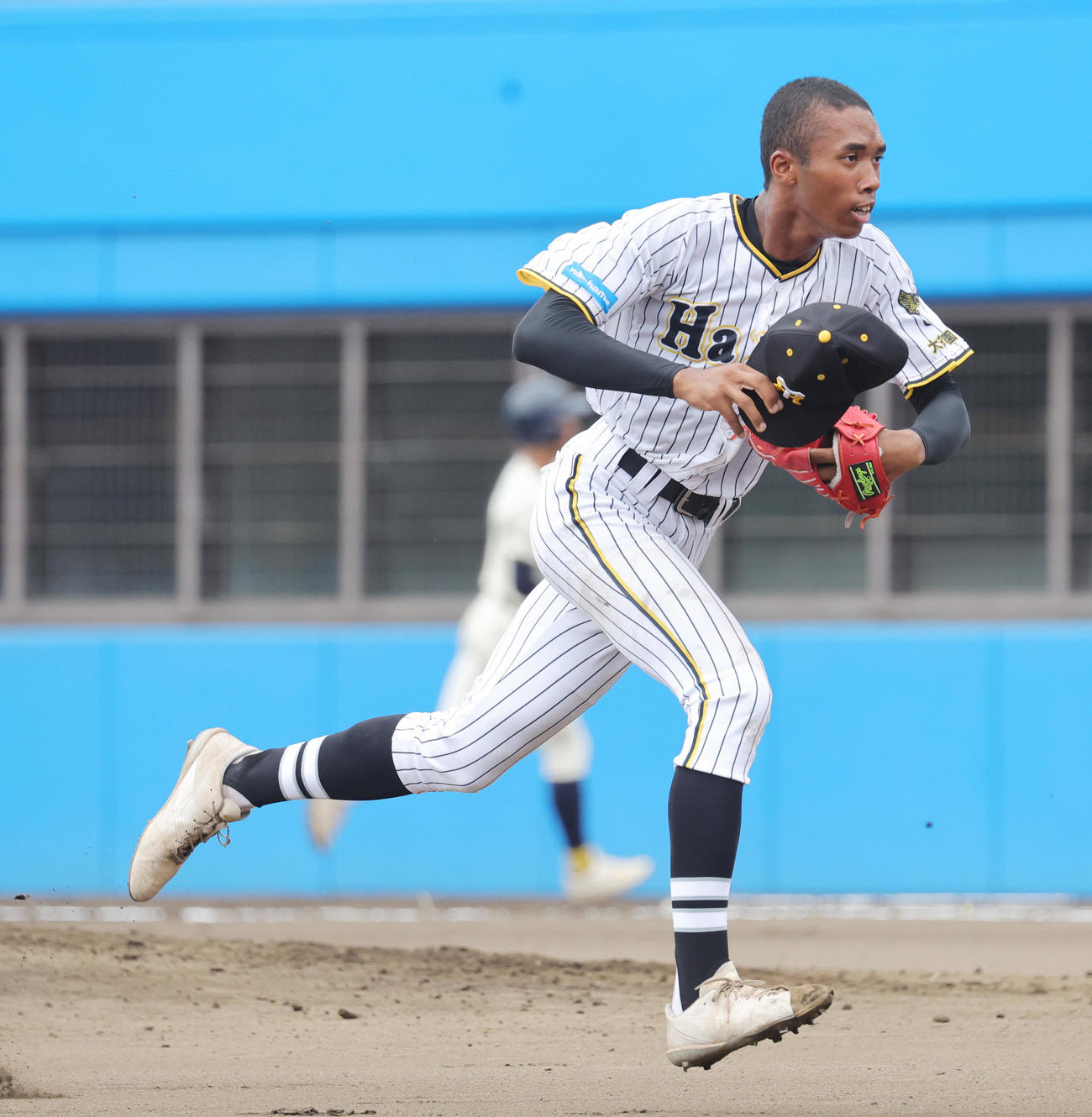 横浜隼人対鶴嶺　投球を終え、走ってベンチに戻る横浜隼人・沼井（撮影・野上伸悟）