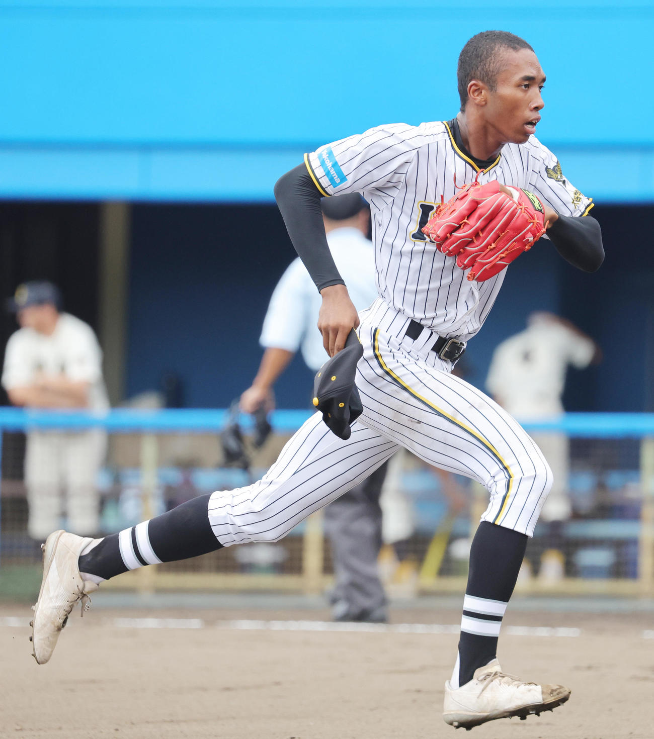 横浜隼人対鶴嶺　投球を終え、走ってベンチに戻る横浜隼人・沼井（撮影・野上伸悟）