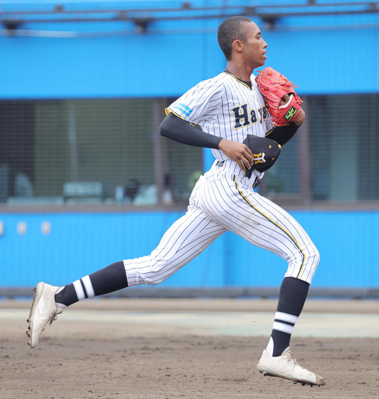横浜隼人対鶴嶺　投球を終え、走ってベンチに戻る横浜隼人・沼井（撮影・野上伸悟）