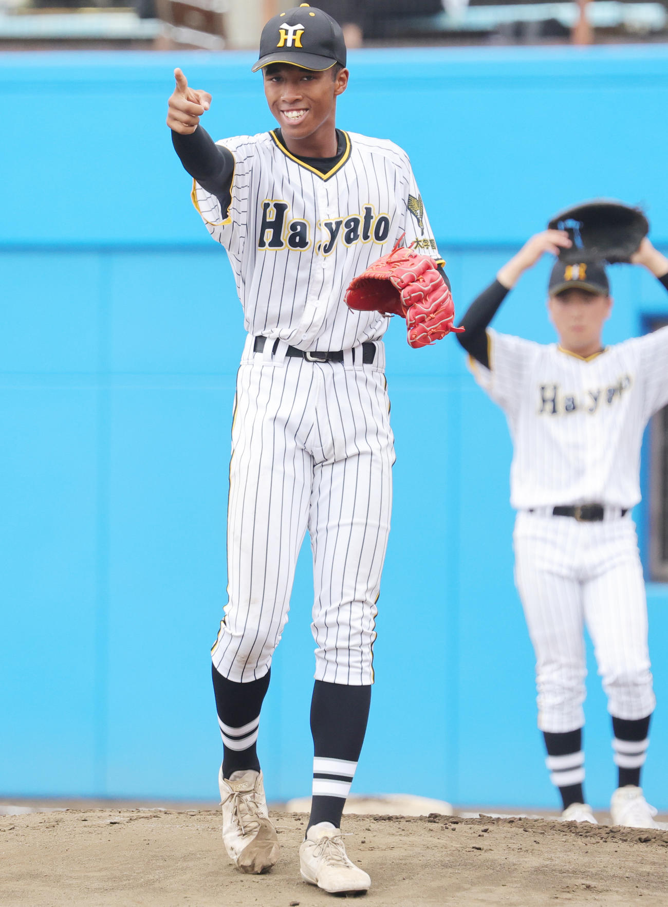 横浜隼人対鶴嶺　マウンドで笑顔を見せる横浜隼人・沼井（撮影・野上伸悟）