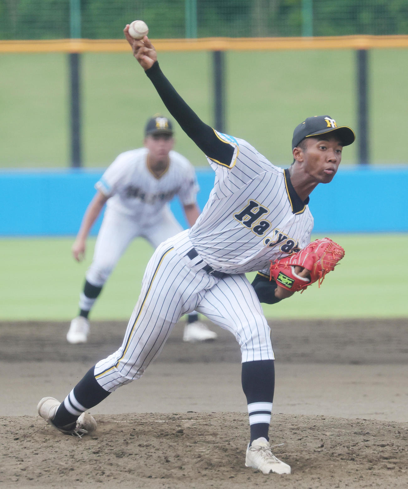 横浜隼人対鶴嶺　横浜隼人先発の沼井（撮影・野上伸悟）