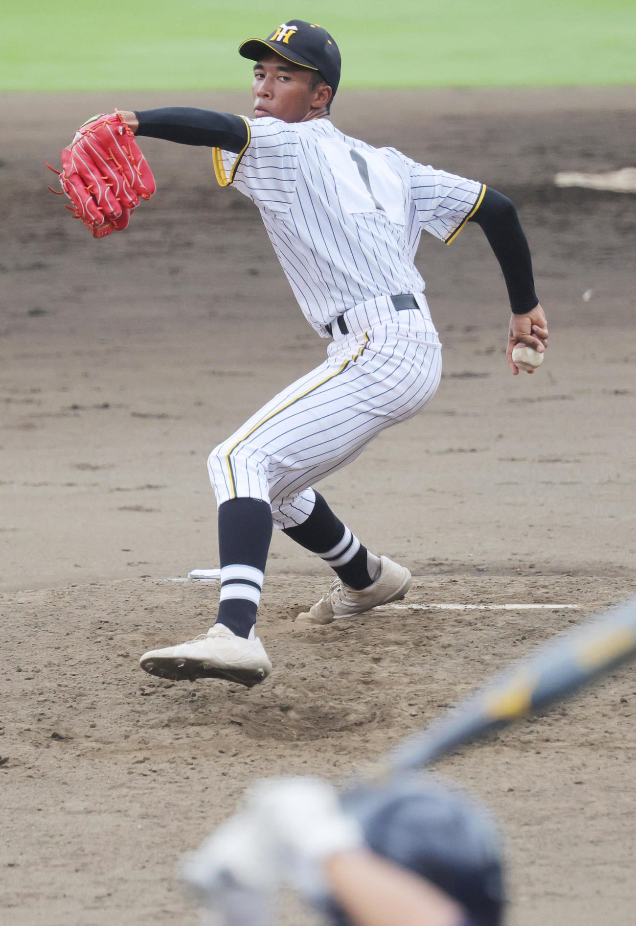 横浜隼人対鶴嶺　横浜隼人先発の沼井（撮影・野上伸悟）