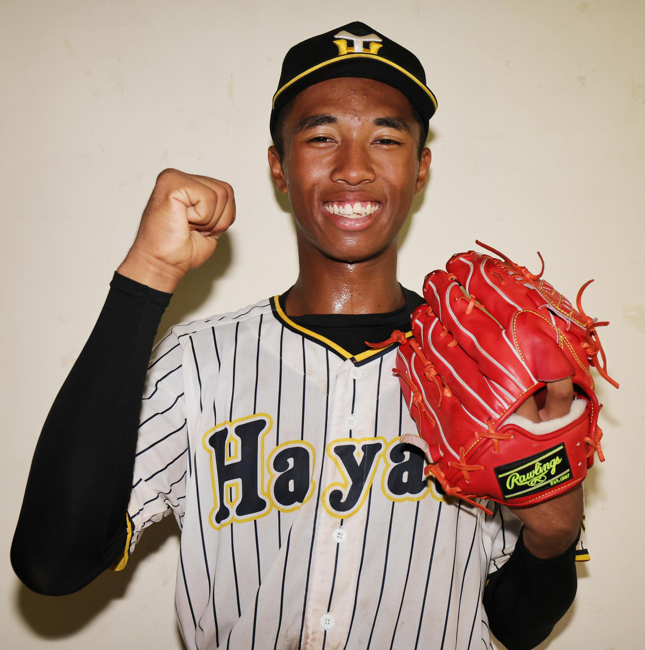 横浜隼人対鶴嶺　完投勝利に笑顔の横浜隼人・沼井（撮影・野上伸悟）