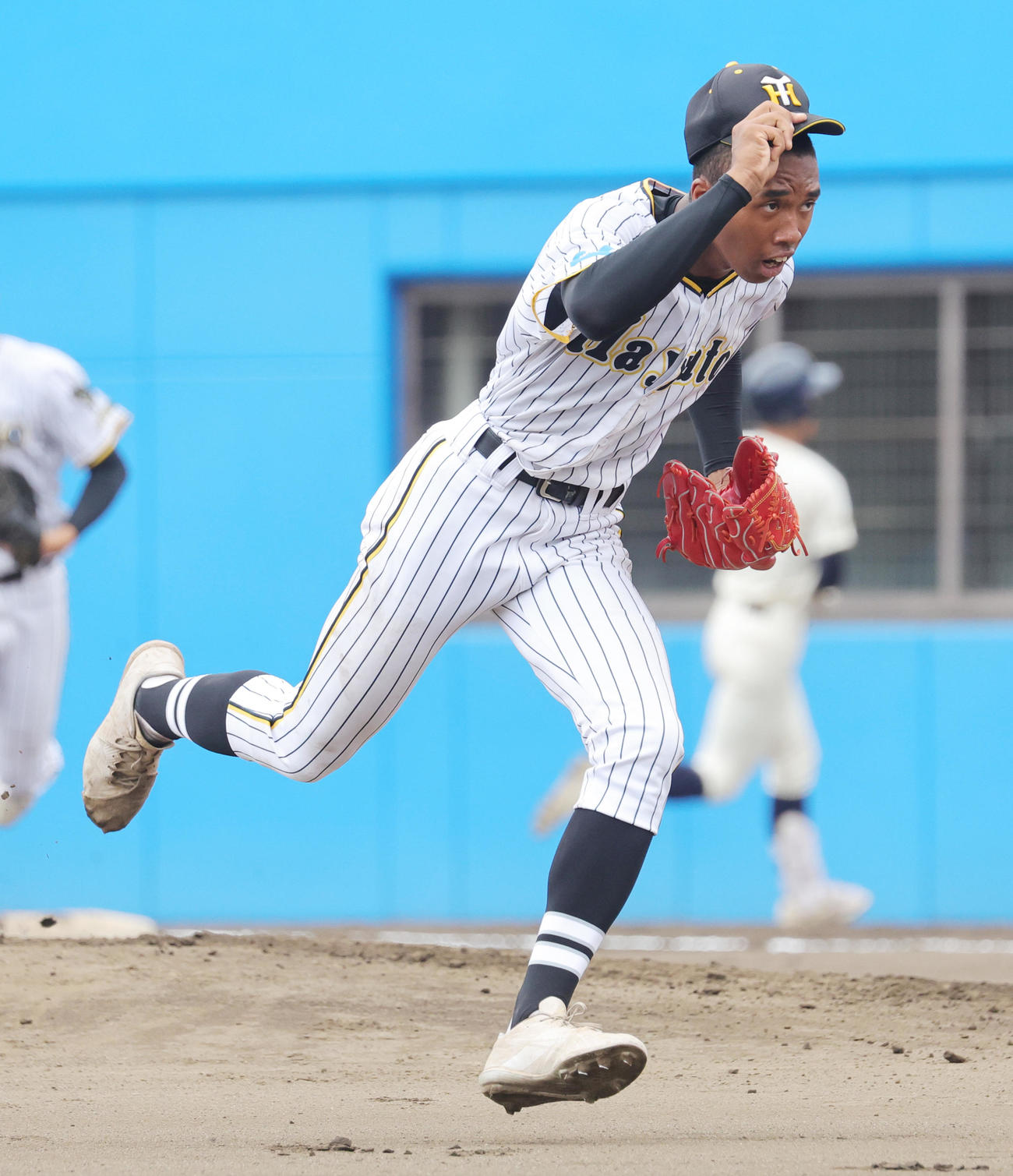 横浜隼人対鶴嶺　投球を終え、走ってベンチに戻る横浜隼人・沼井（撮影・野上伸悟）