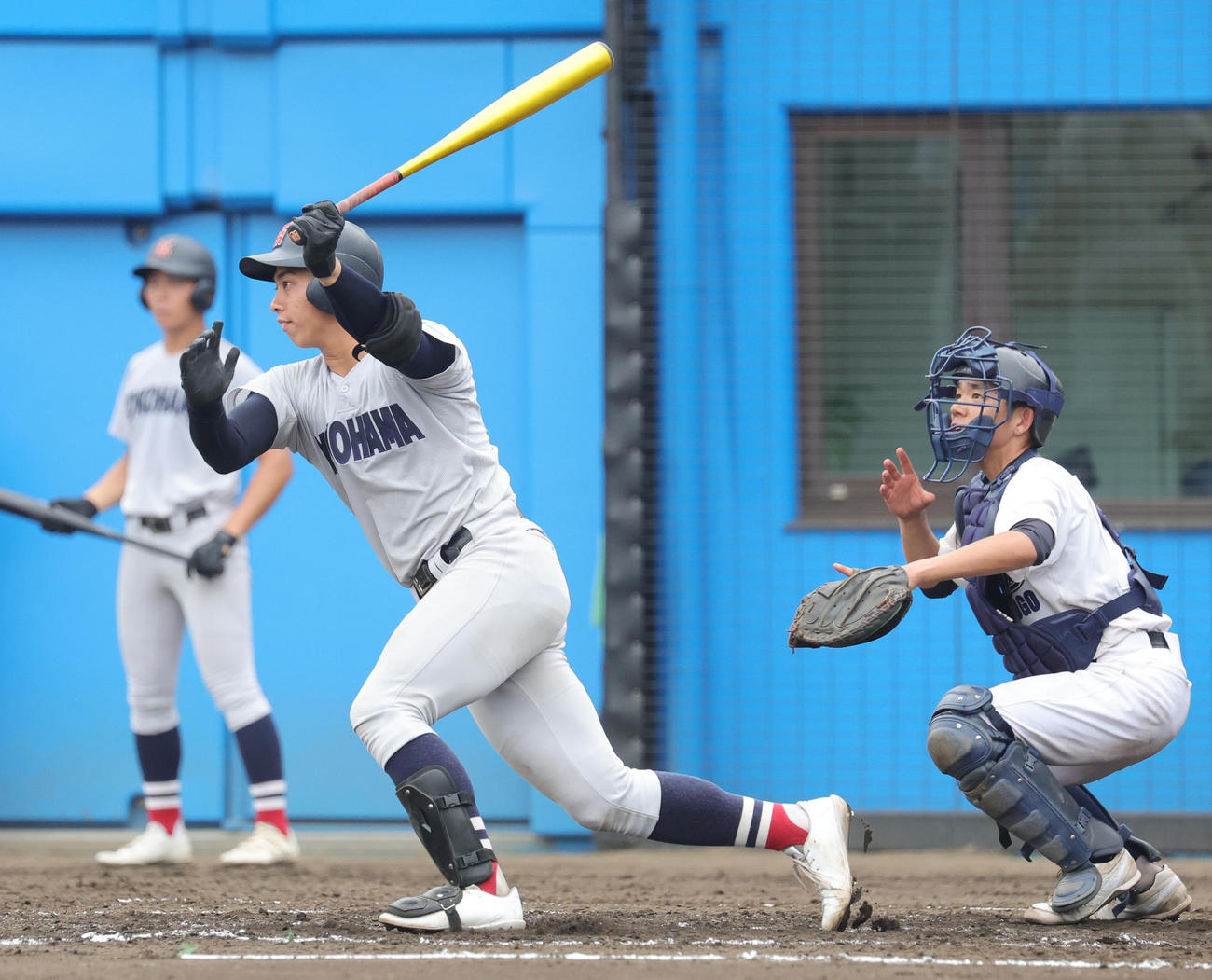 座間総合対横浜　3回裏横浜無死一塁、左二塁打を放つ椎木（撮影・野上伸悟）