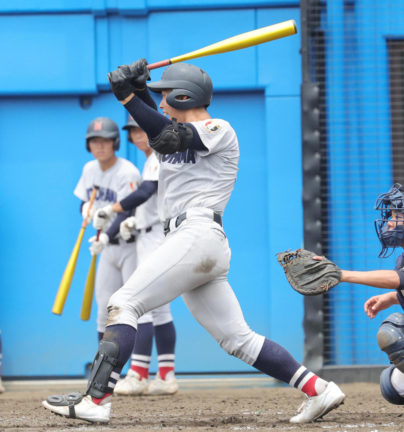 座間総合対横浜　4回裏横浜2死一、三塁、右前適時打を放つ椎木（撮影・野上伸悟）