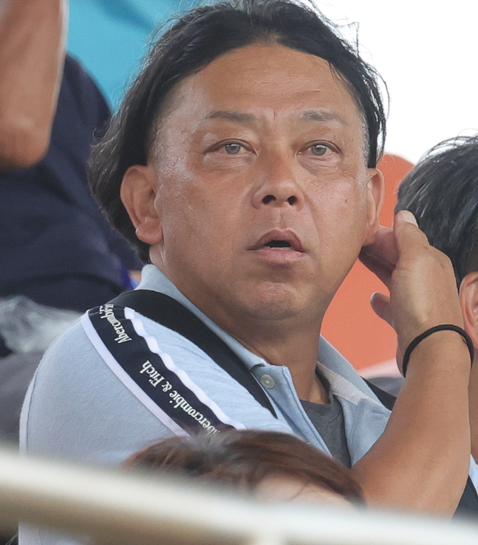 座間総合対横浜　観戦する横浜・椎木の父で、元中日、ロッテ、西武の椎木匠氏（撮影・野上伸悟）