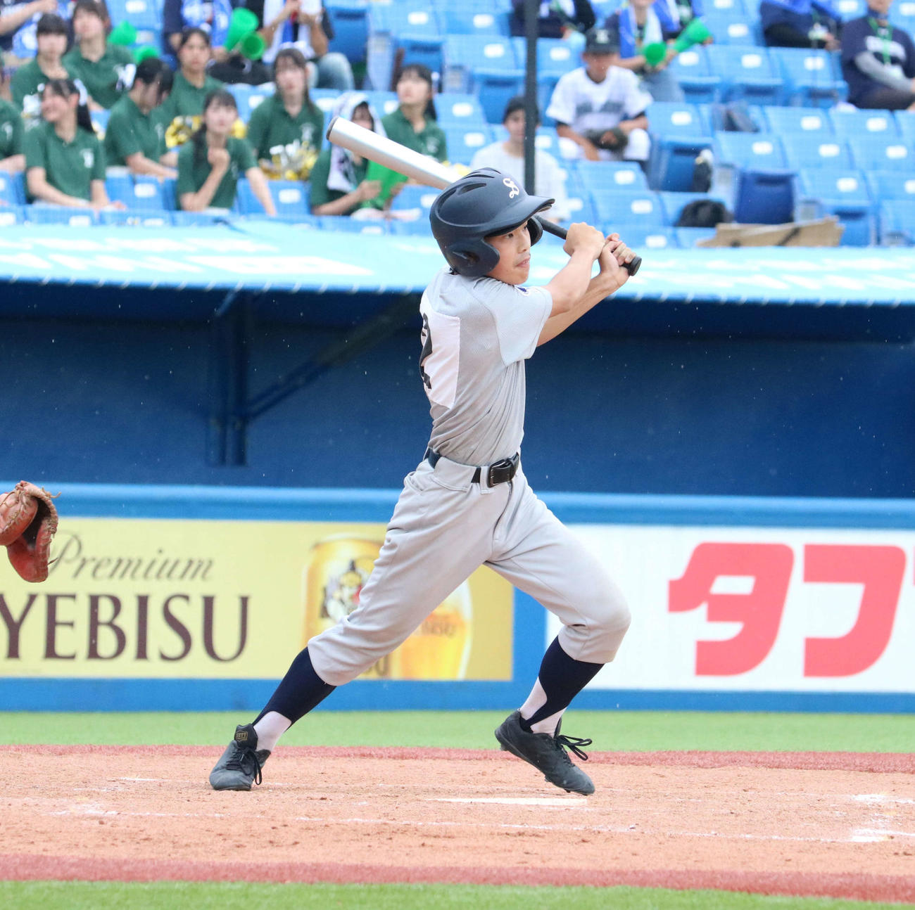 産業技術高専対葛飾野　3回表産業技術高専2死一塁、チーム初安打となる右前安打を放つ小沢（撮影・水谷京裕）