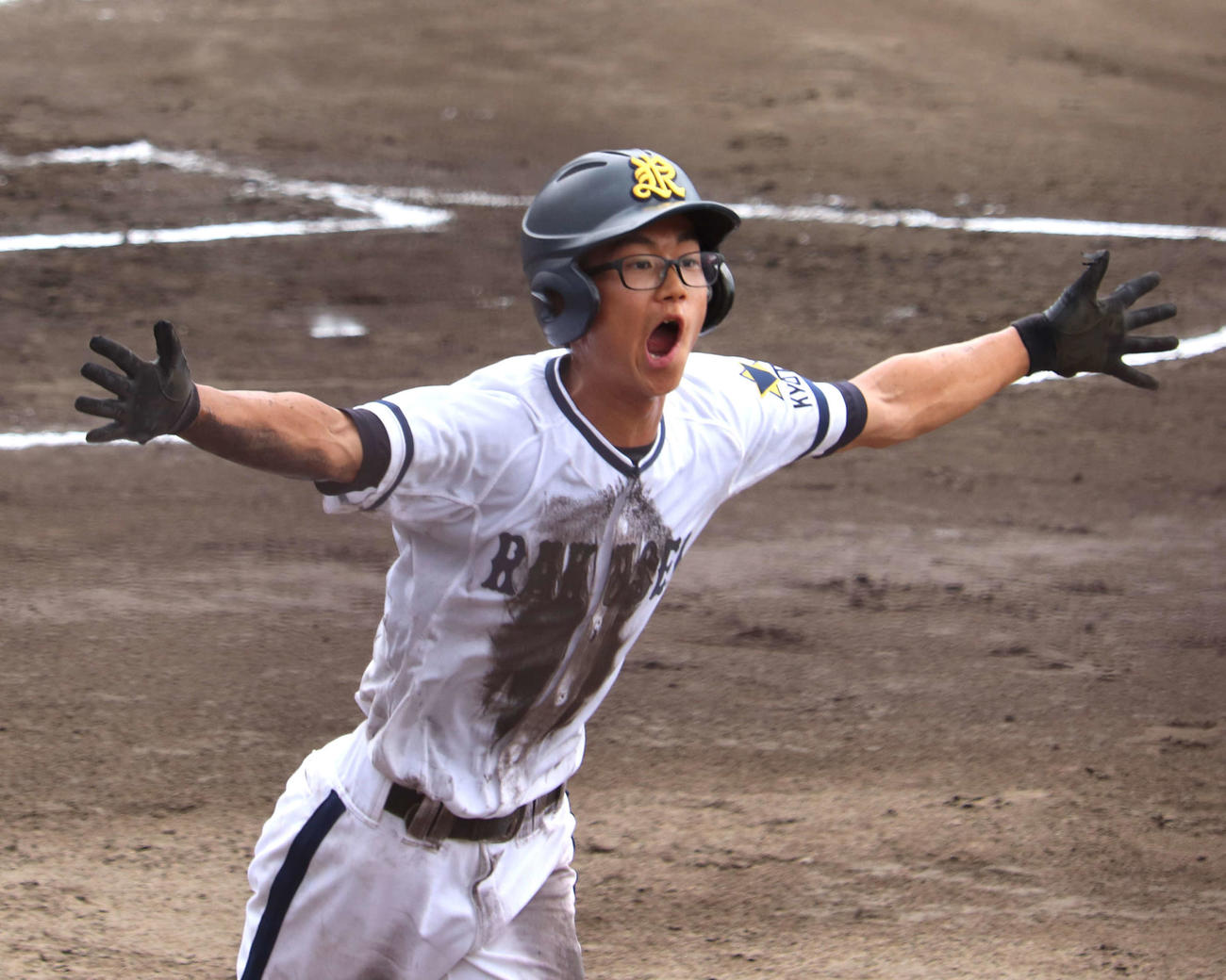 洛西対山城　1回、先頭打者として出塁し、本塁に生還した洛星・孫（撮影・中島麗）
