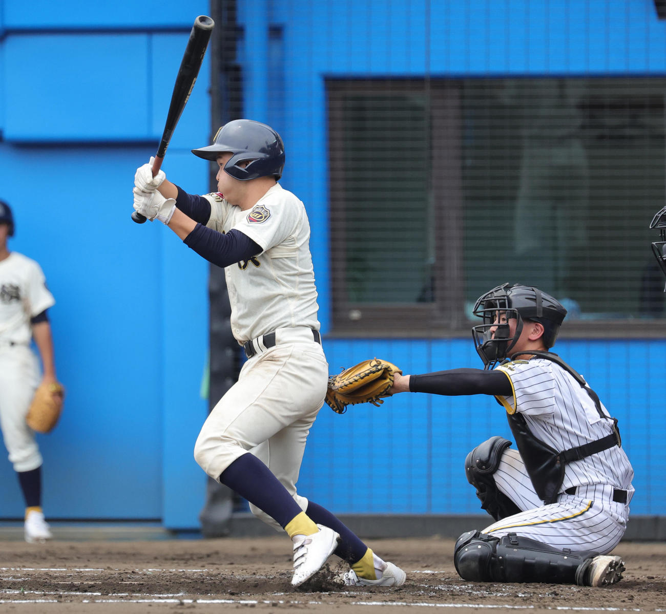 横浜隼人対鶴嶺　2回裏鶴嶺無死、右前打を放つ猪田（撮影・野上伸悟）