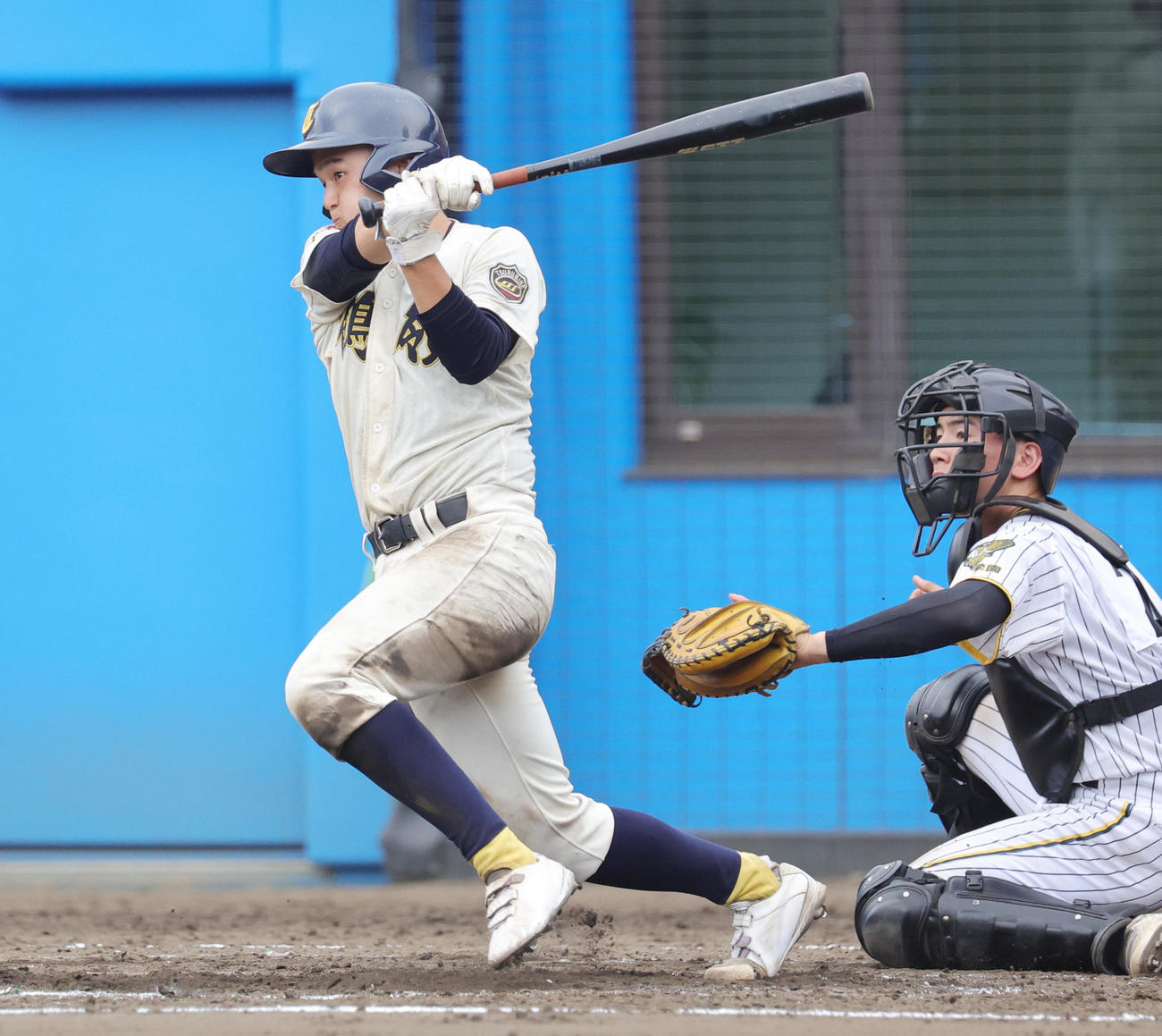 横浜隼人対鶴嶺　3回裏鶴嶺1死満塁、左前2点適時打を放つ猪田（撮影・野上伸悟）