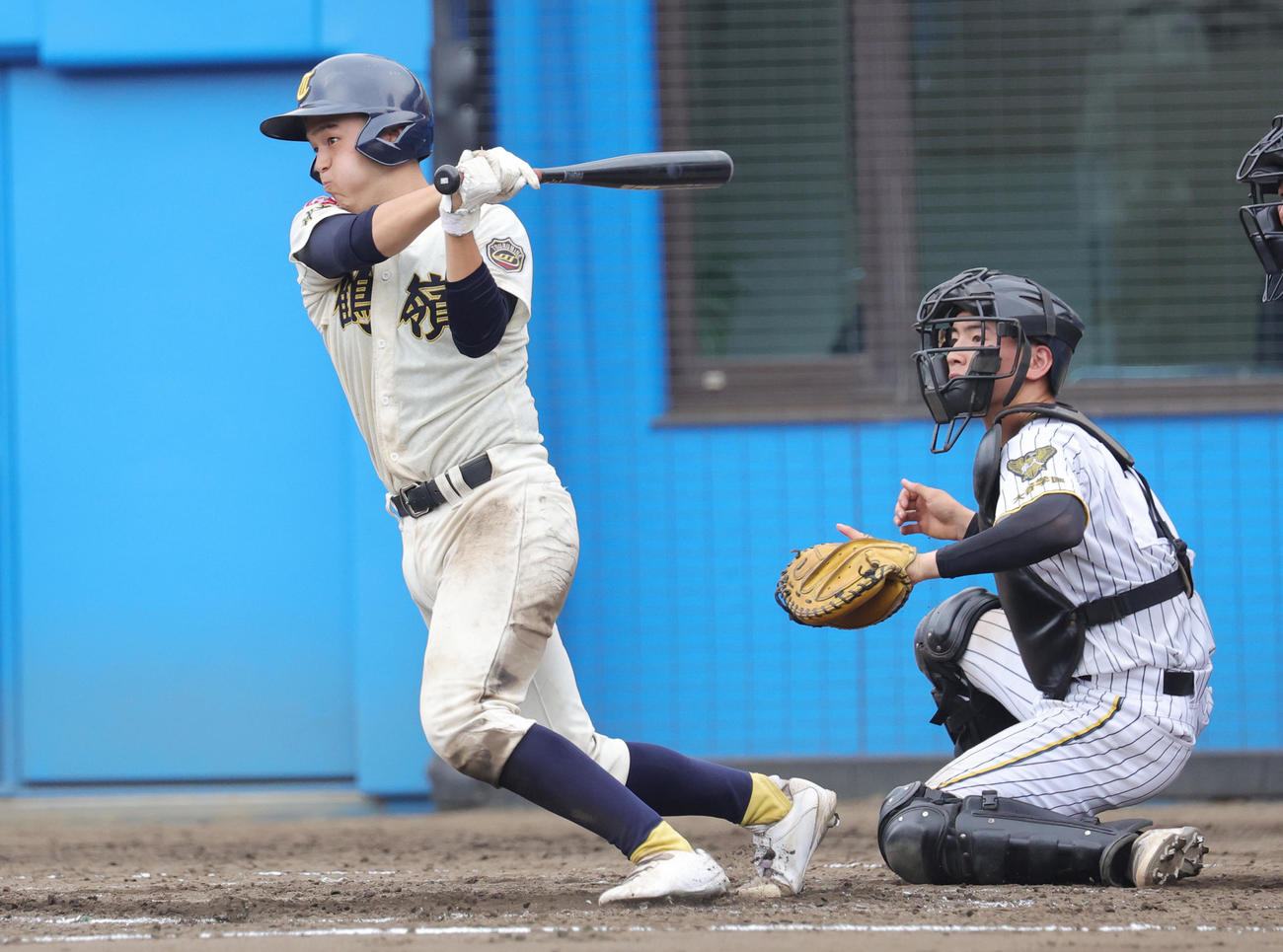 横浜隼人対鶴嶺　3回裏鶴嶺1死満塁、左前2点適時打を放つ猪田（撮影・野上伸悟）