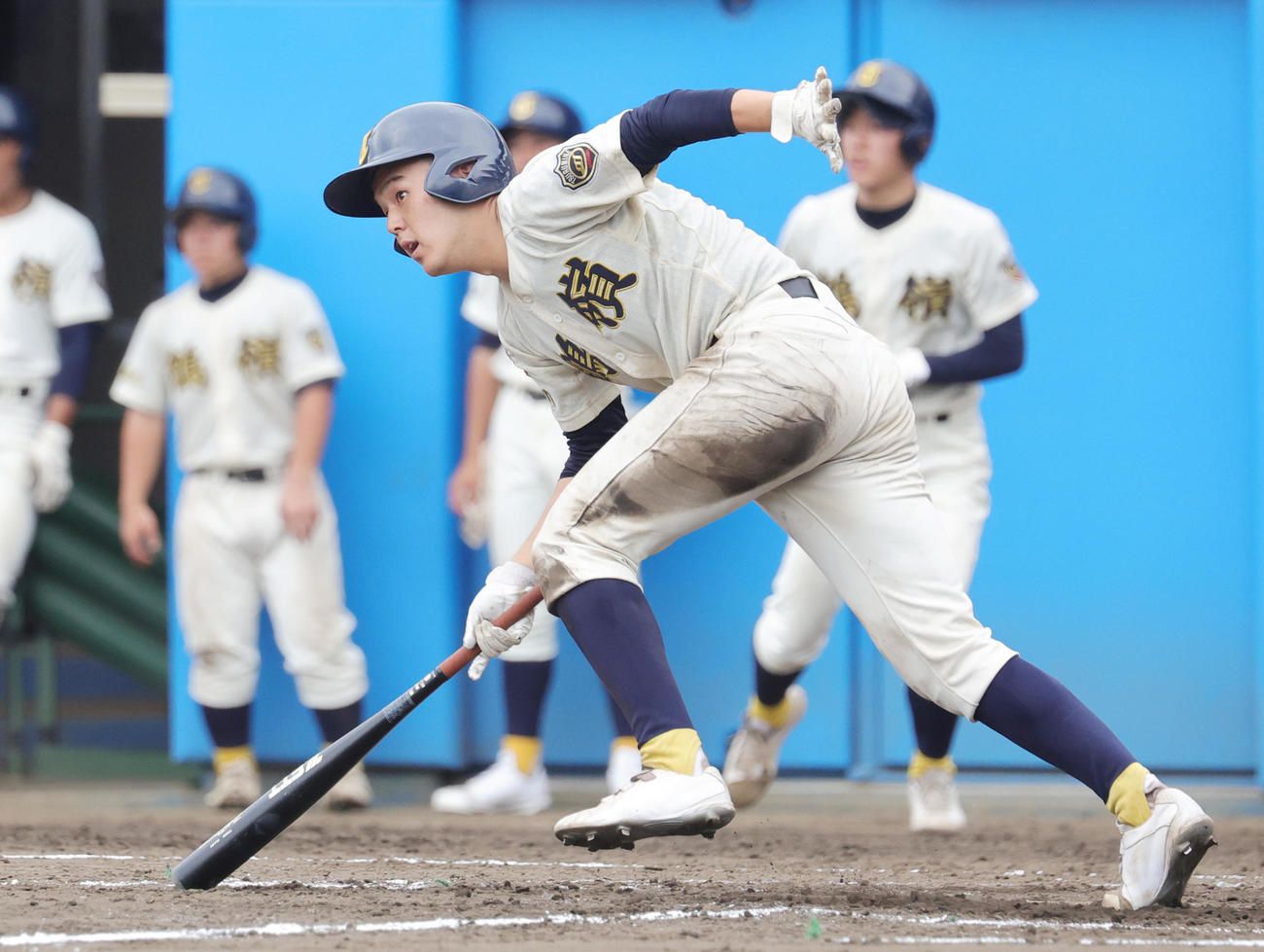 横浜隼人対鶴嶺　3回裏鶴嶺1死満塁、左前2点適時打を放つ猪田（撮影・野上伸悟）
