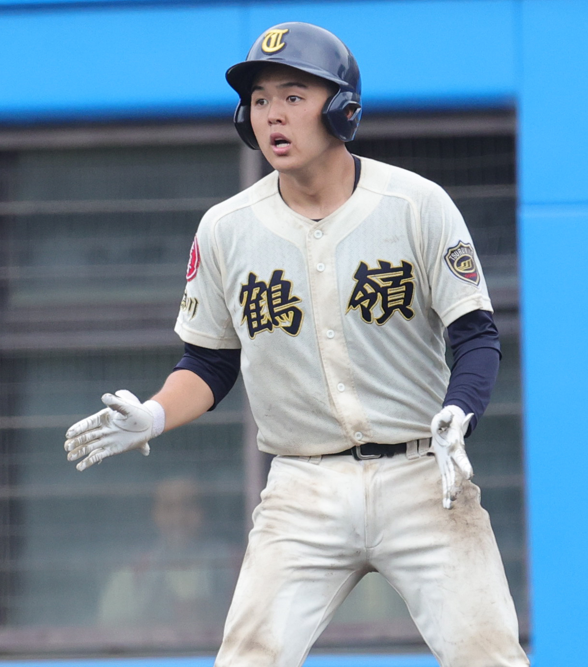 横浜隼人対鶴嶺　3回裏鶴嶺1死満塁、左前2点適時打を放ち喜ぶ猪田（撮影・野上伸悟）
